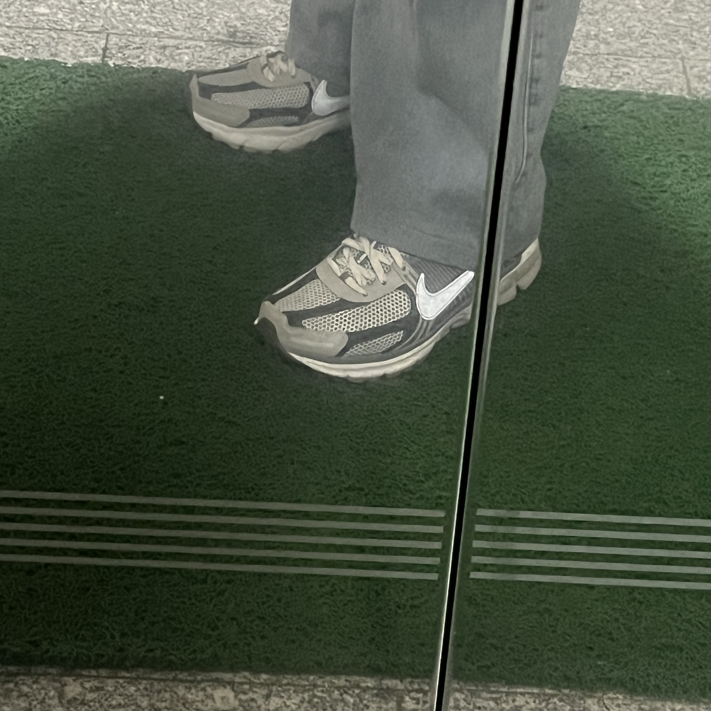 Nike Zoom Vomero 5 PRM Light Iron Ore and Flat Fewter 착용 스타일