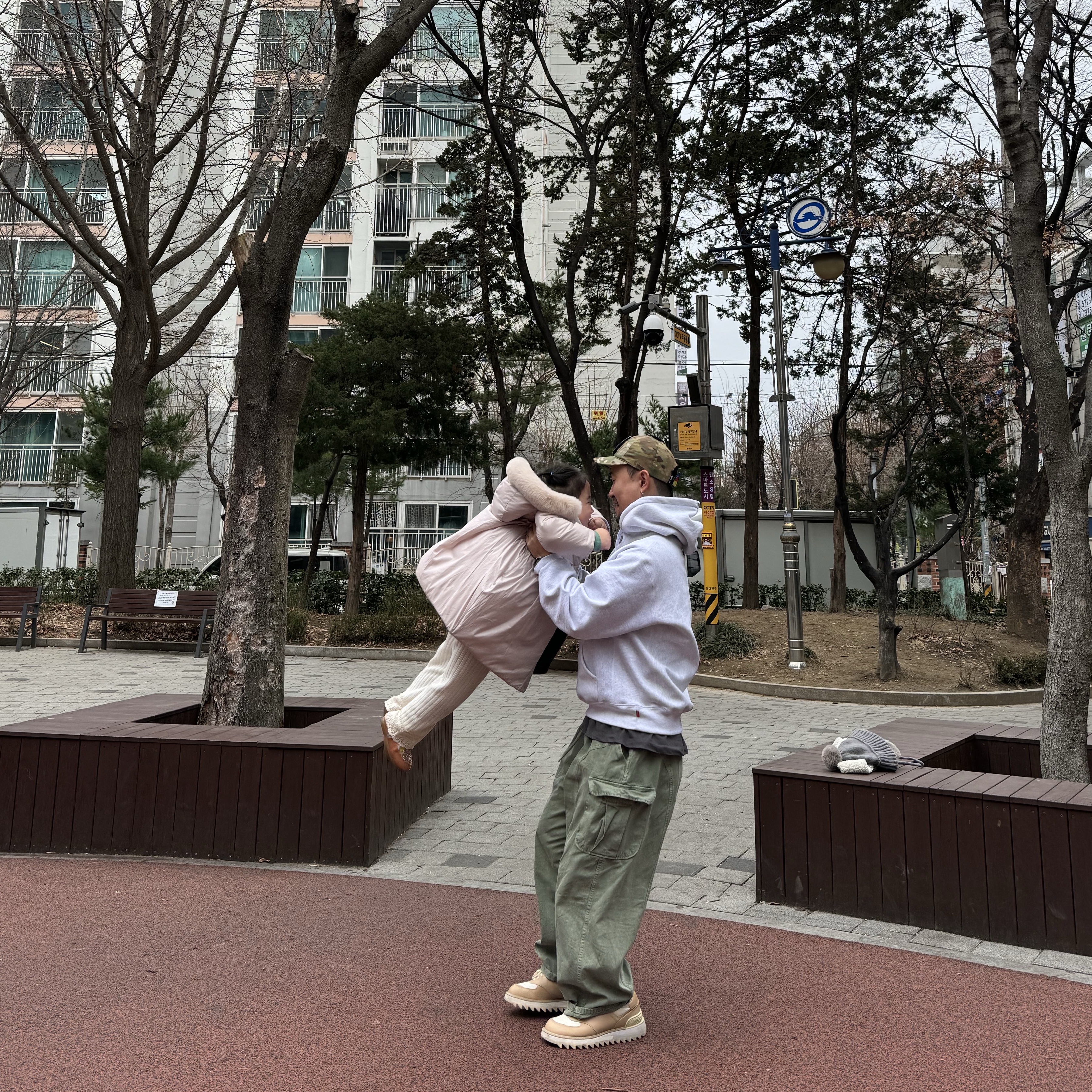 Supreme Box Logo Hooded Sweatshirt Ash Grey - 23FW, New Balance x Tokyo Design Studio 574 Vachetta Tan 착용 스타일