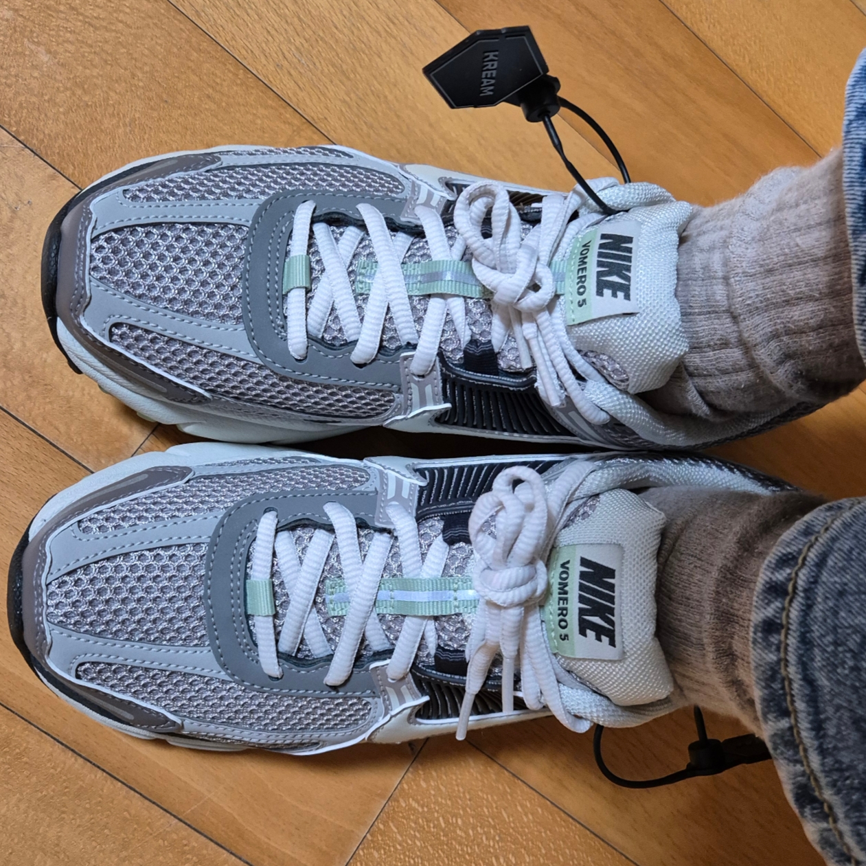 (W) Nike Zoom Vomero 5 Cobblestone and Flat Pewter 착용 스타일