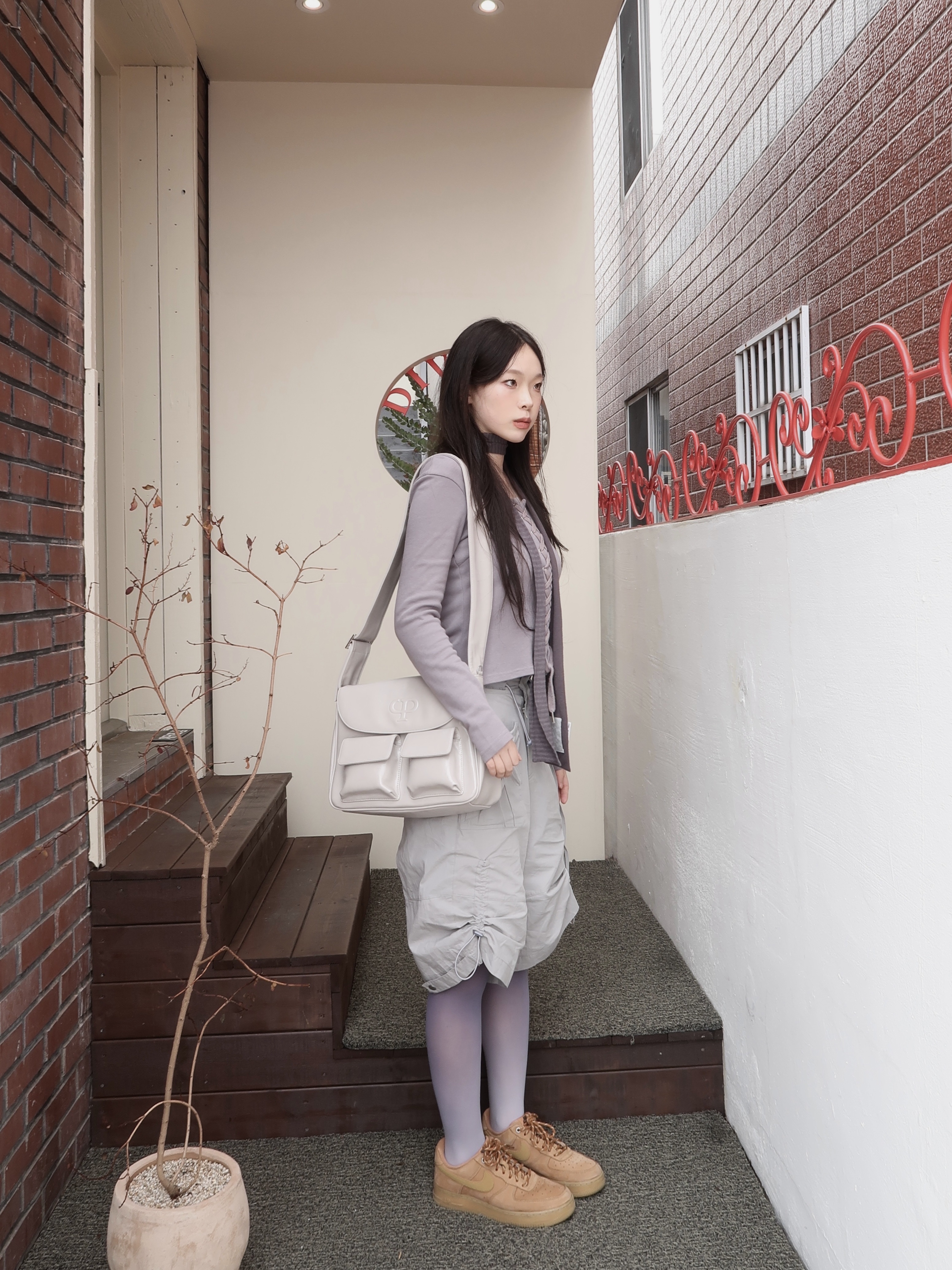 Nike Air Force 1 '07 WB Flax, Millo Women Jersey Stripe Scarf Charcoal Gray 착용 스타일 - 2