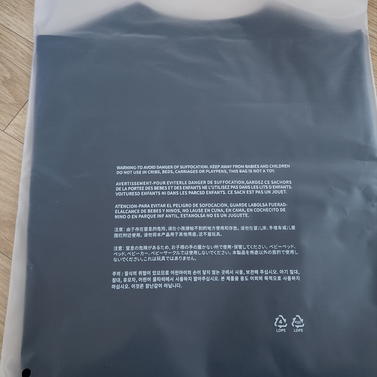 LE SSERAFIM x Peaches. Staple S/S T-Shirt Black 착용 스타일 - 2