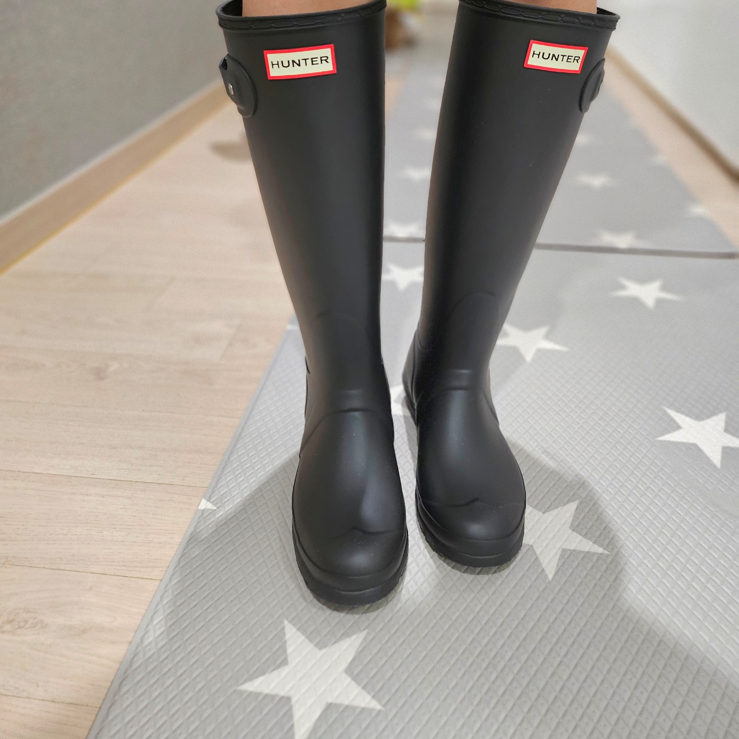 (W) Hunter Original Tall Rain Boots Black 착용 스타일 - 1