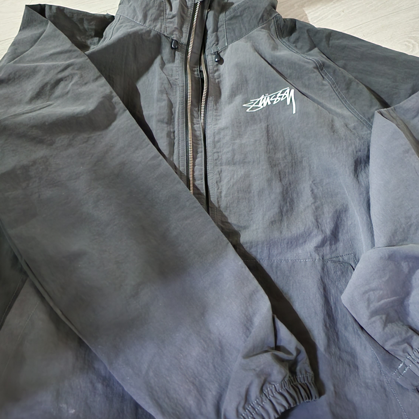 Stussy Wave Dye Beach Shell Jacket Black 착용 스타일 - 2