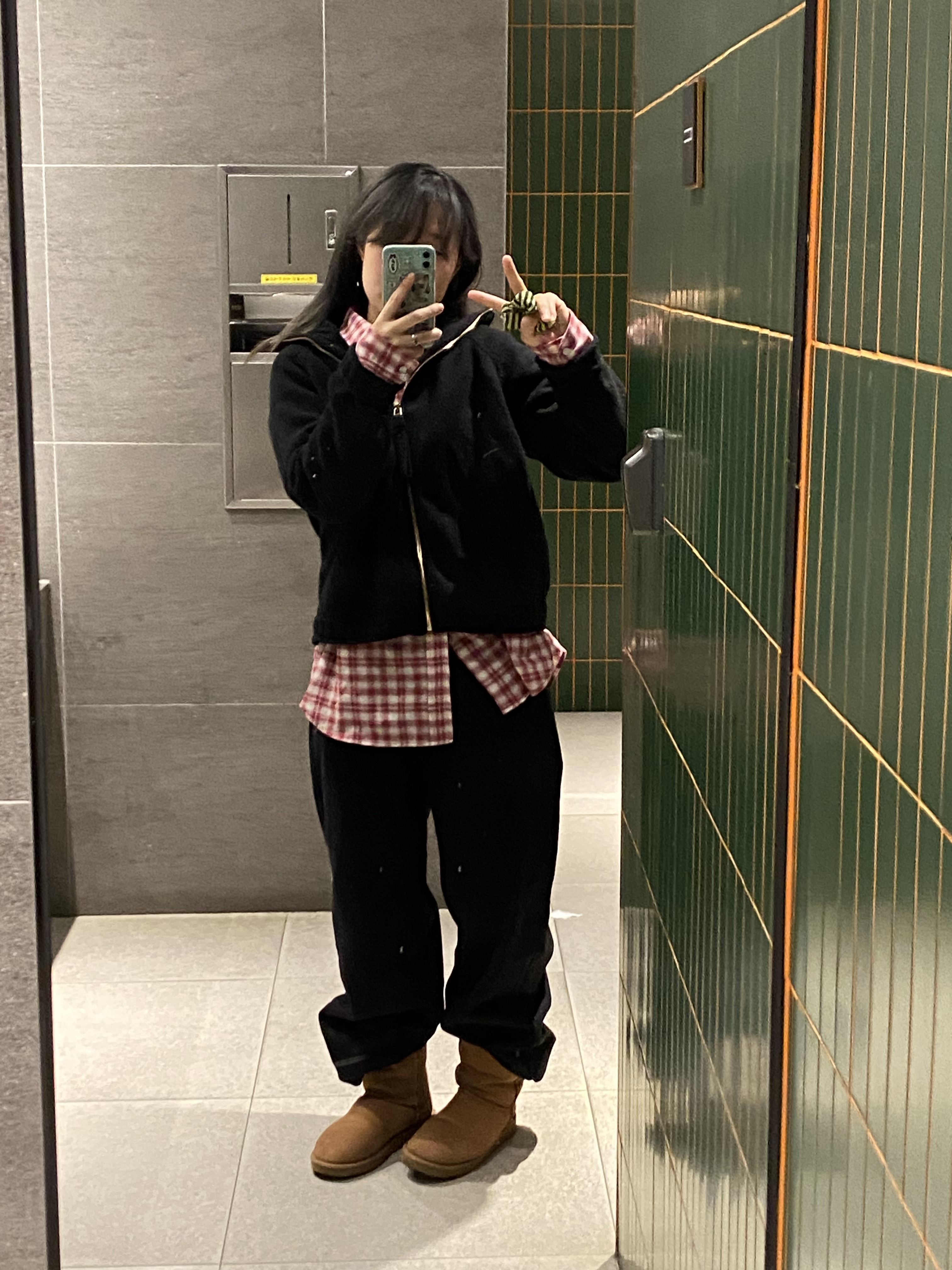 (W) UGG Classic Mini II Boots Chestnut, Karactor Dipper Logo Hoodie Deep Red 착용 스타일 - 3