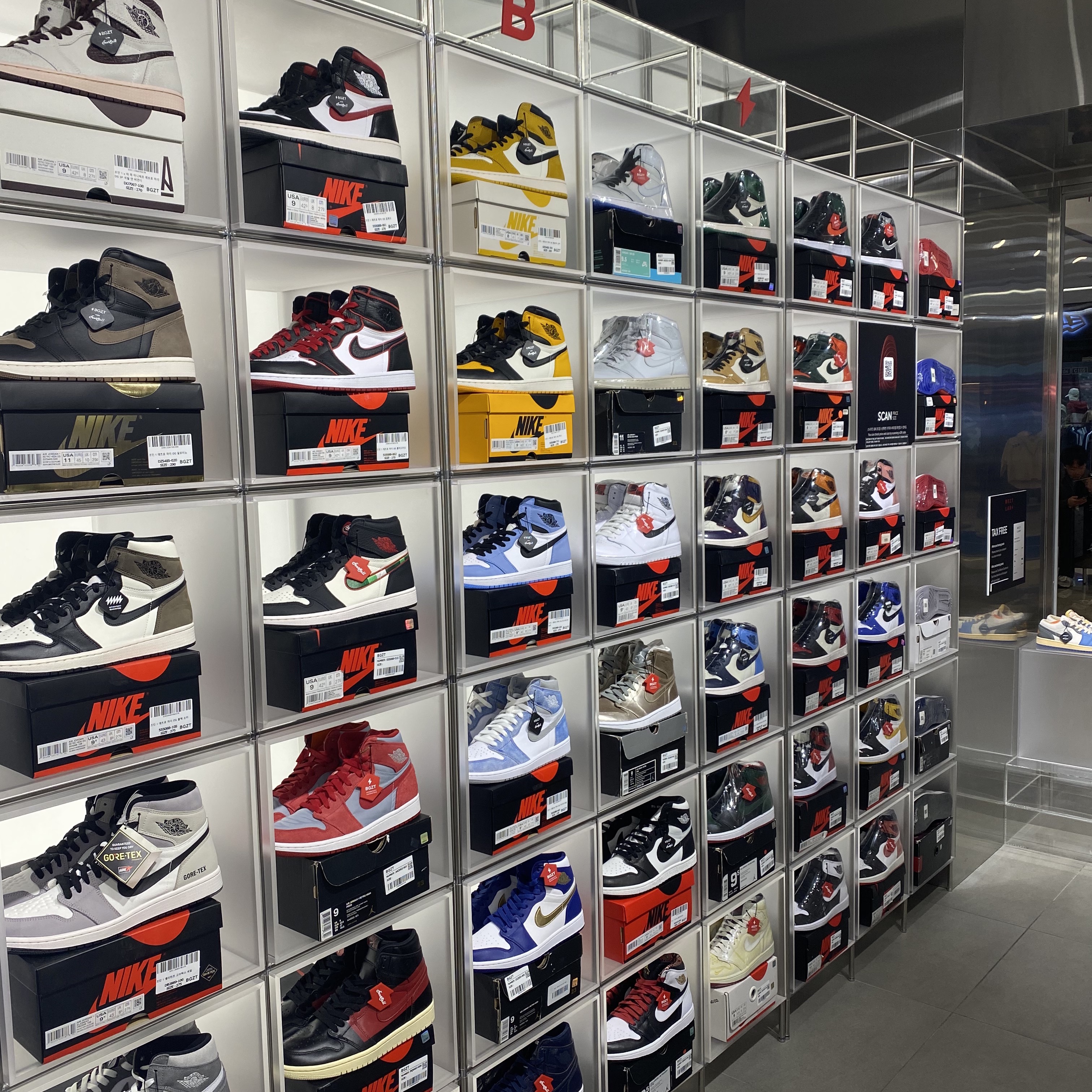 (W) Jordan 1 x Travis Scott Retro Low OG SP Medium Olive, Apple Watch Series 8 45mm GPS Midnight Aluminium Case with Sport Band Midnight (Korean Ver.) 착용 스타일 - 4