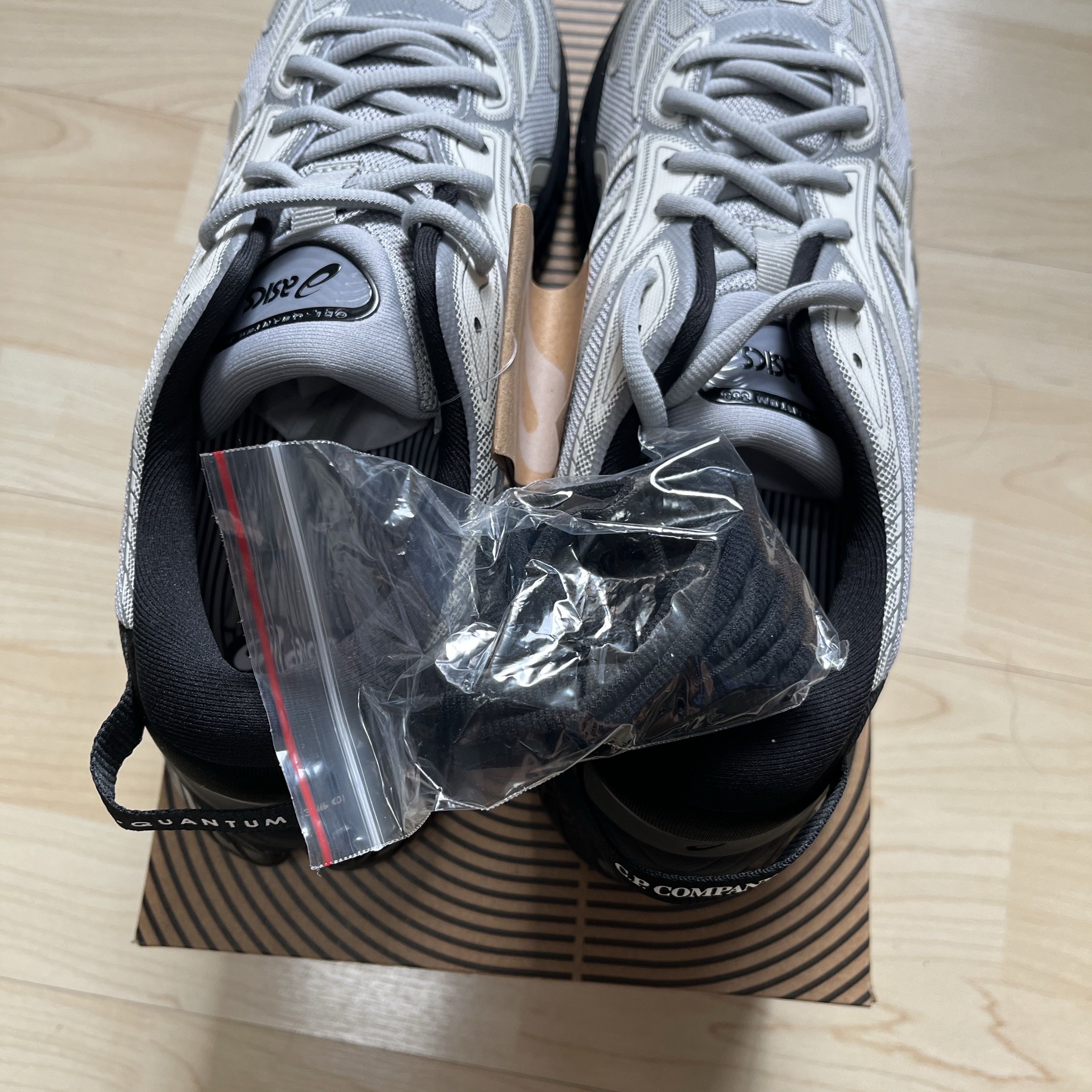 Asics x C.P. Company Gel-Quantum 360 VIII Cement Grey 착용 스타일 - 5