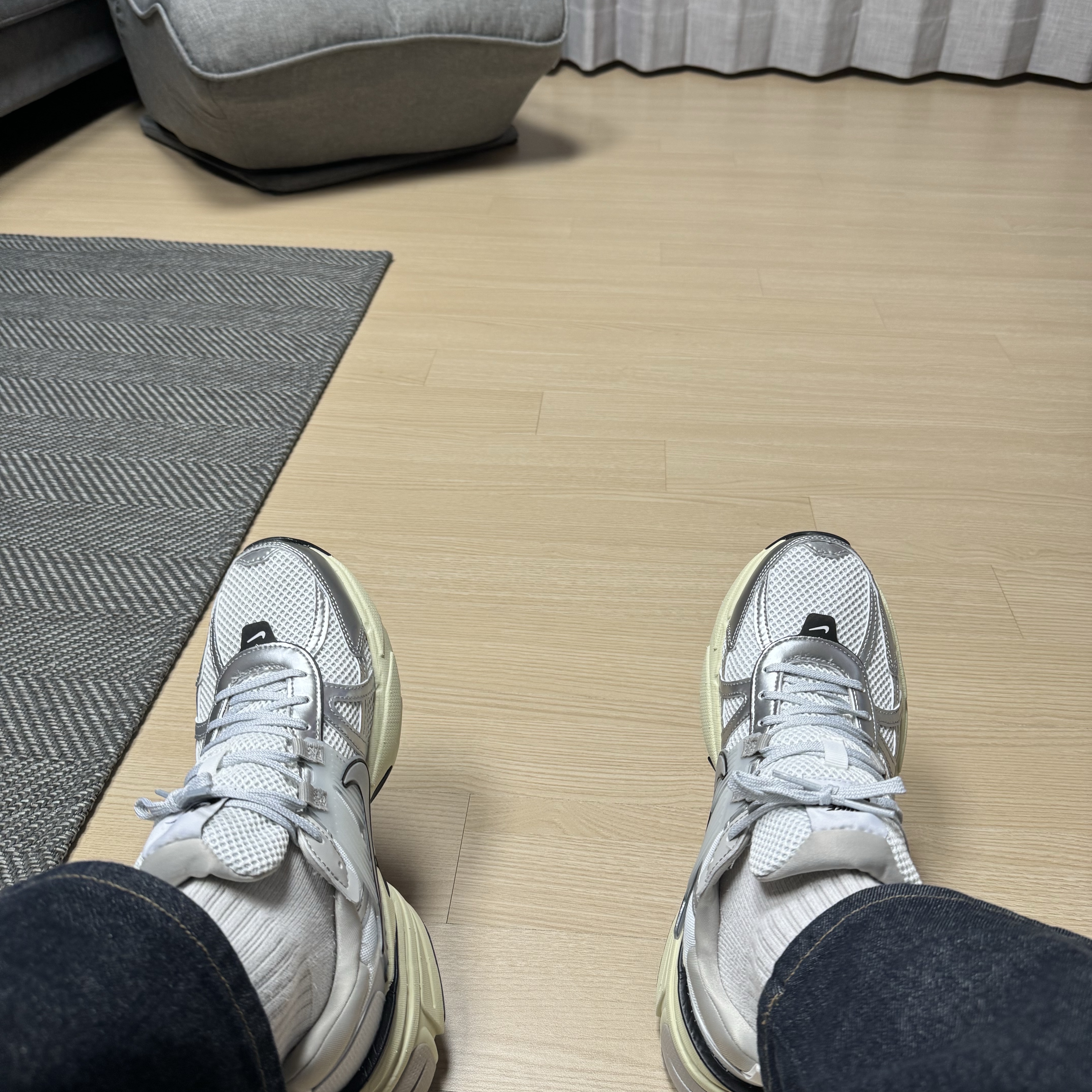 Nike V2K Run Summit White Metallic Silver 착용 스타일 - 2