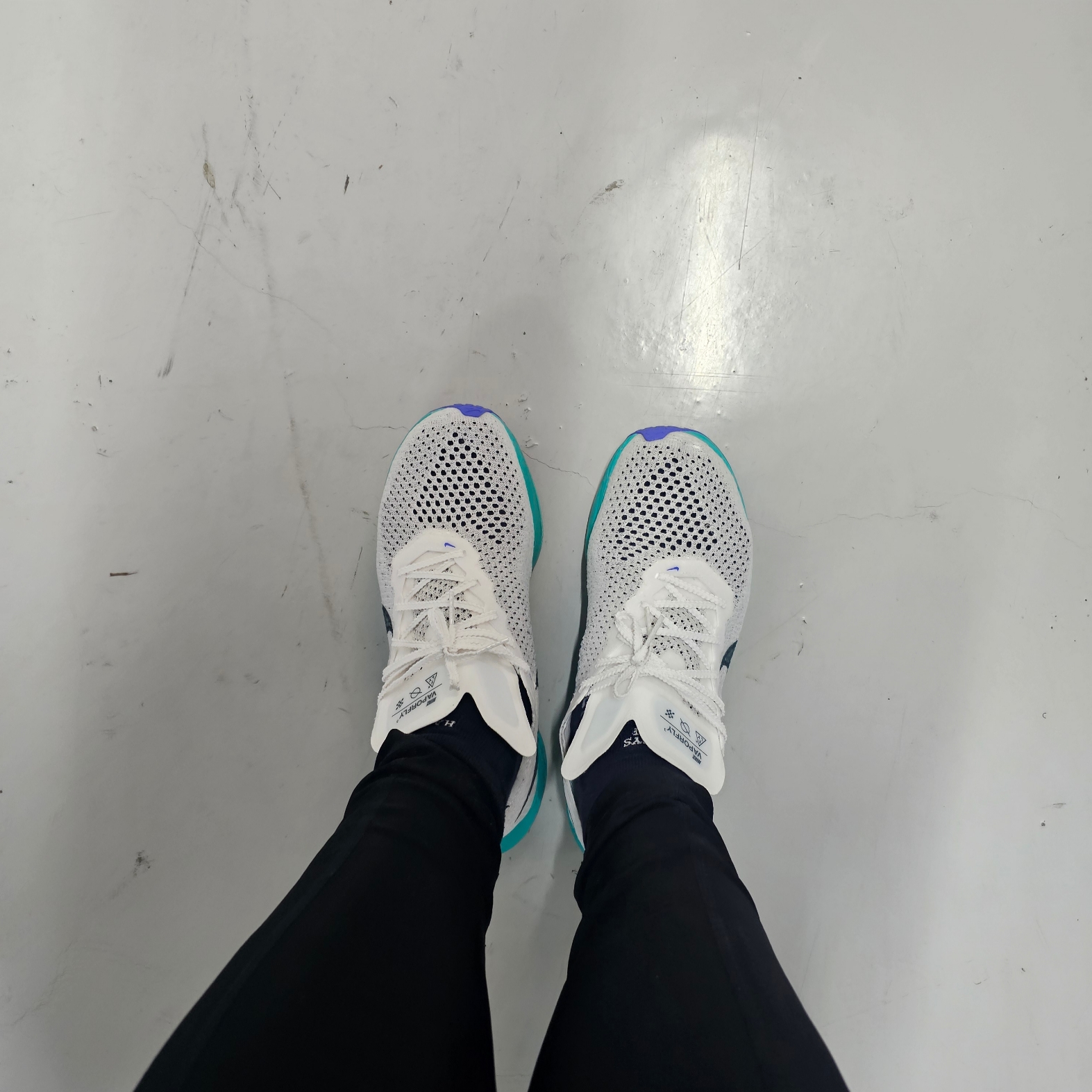 Nike ZoomX Vaporfly Next% 3 White Deep Jungle 착용 스타일 - 2