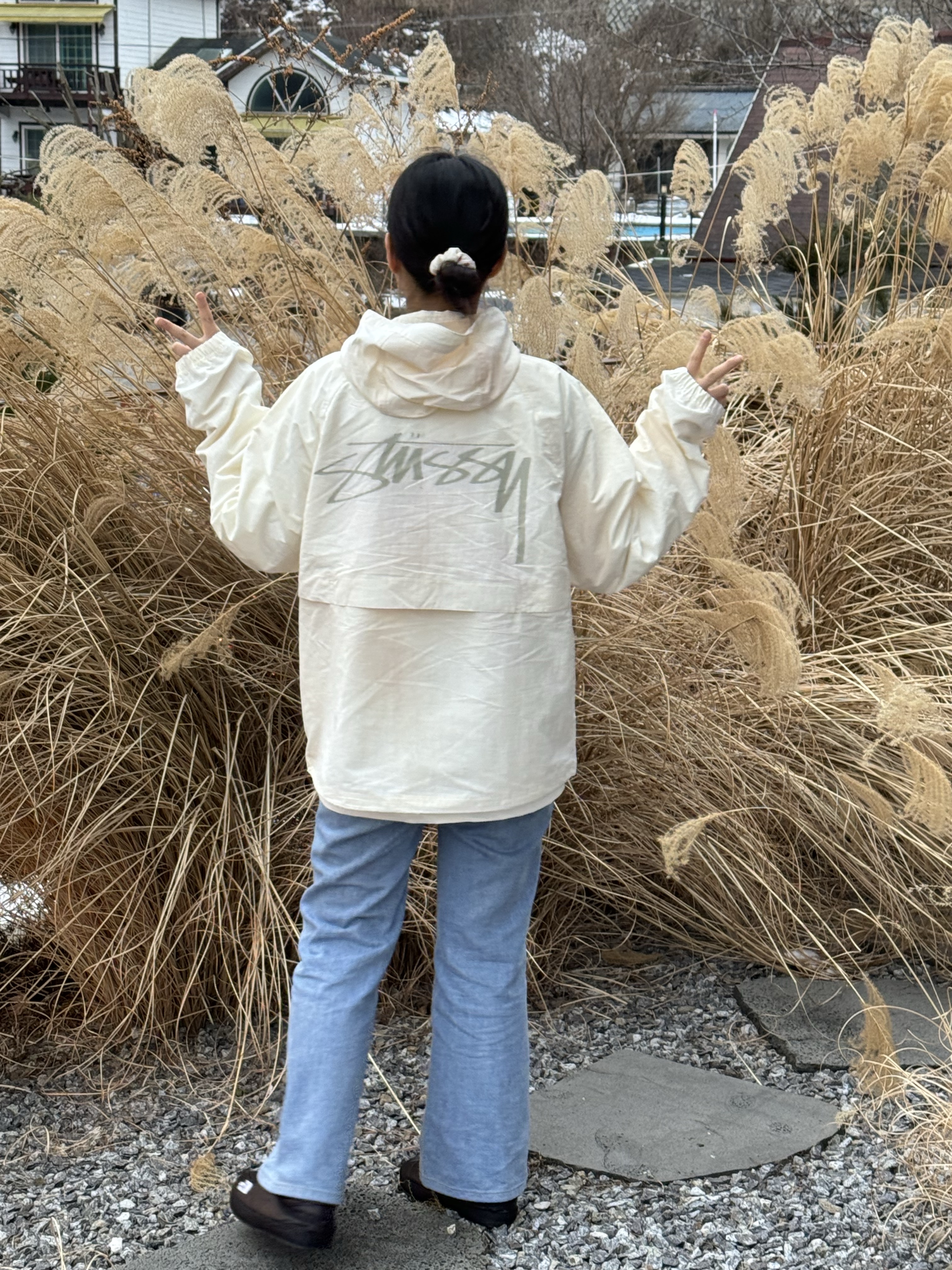 Stussy Wave Dye Beach Shell Jacket Bone, The North Face Nuptse Mule Black 착용 스타일
