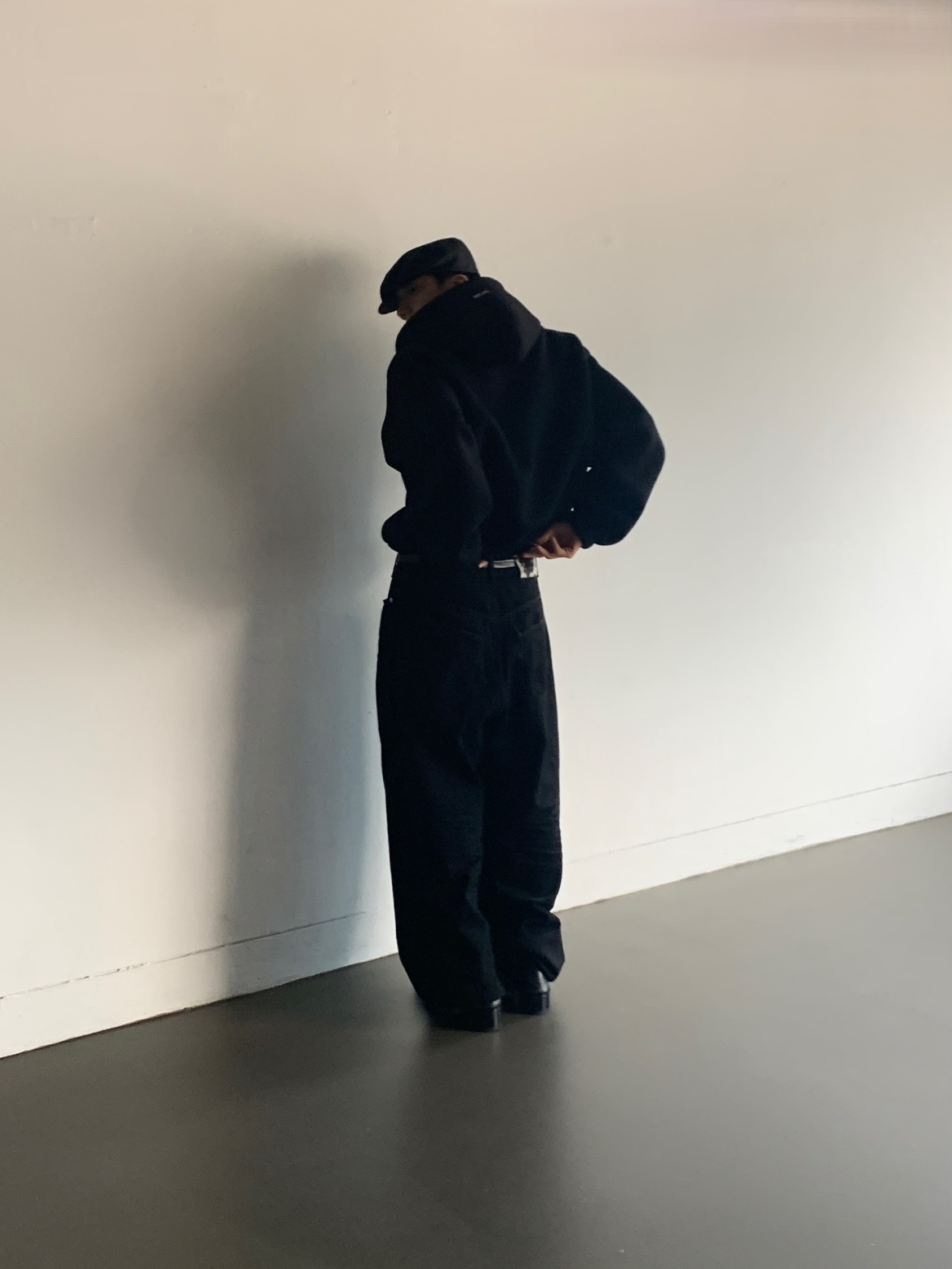 Prada Re-Nylon Hat Black, Balenciaga Romeo Mule Black 착용 스타일 - 5