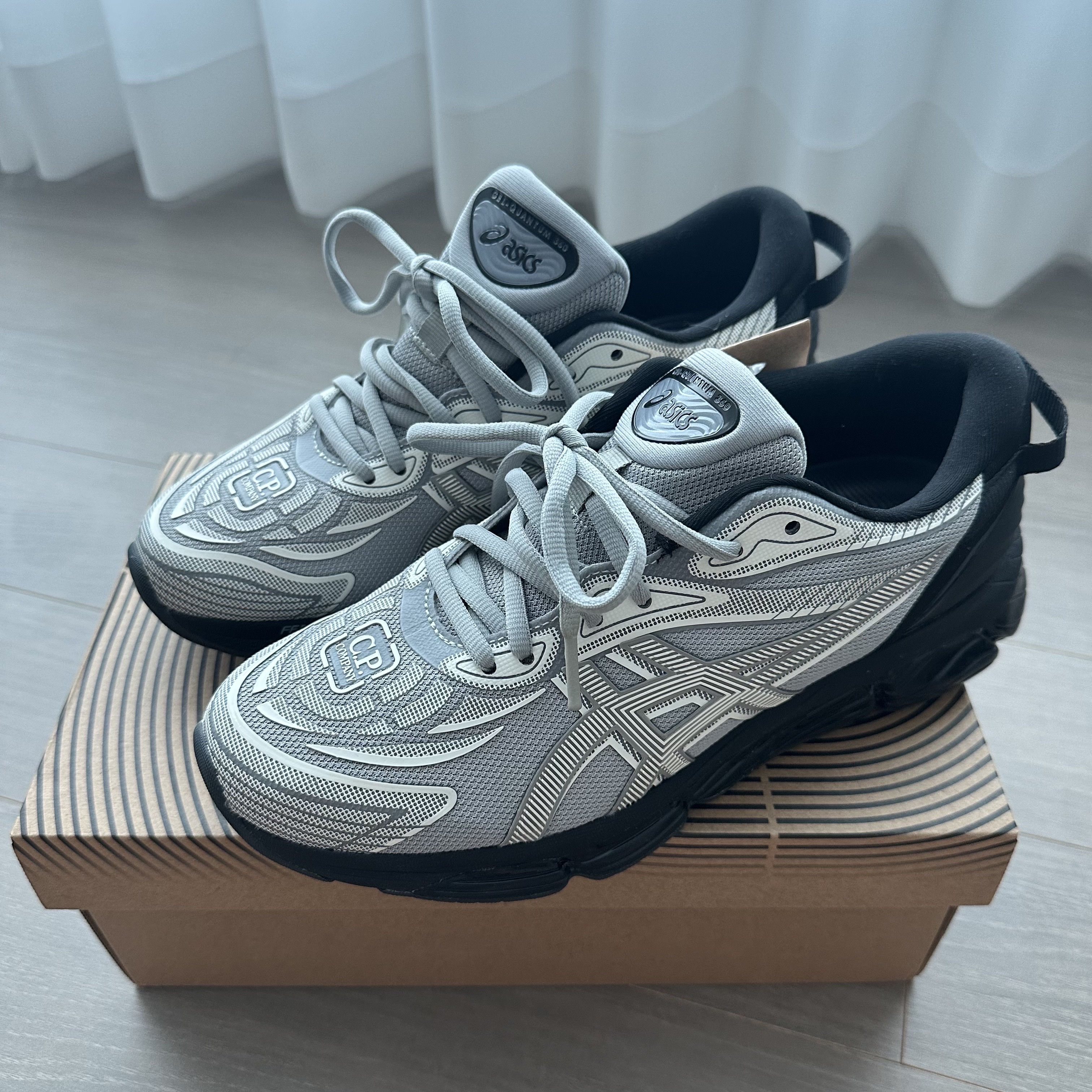 Asics x C.P. Company Gel-Quantum 360 VIII Cement Grey 착용 스타일 - 2