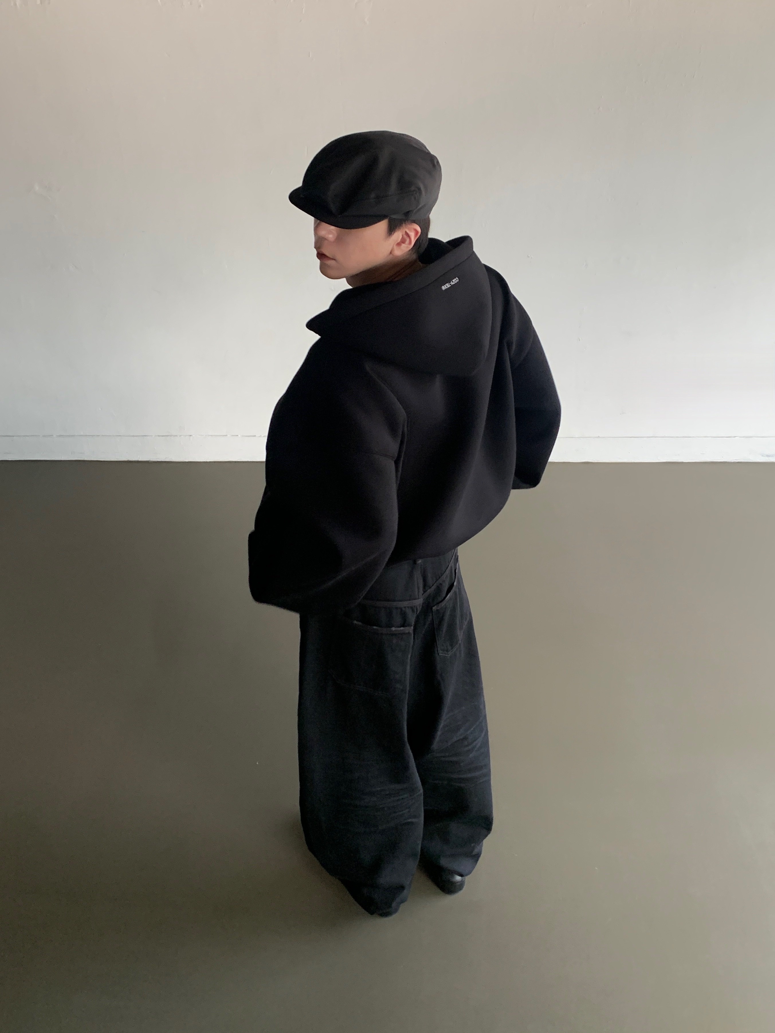 Prada Re-Nylon Hat Black, Balenciaga Romeo Mule Black 착용 스타일 - 10