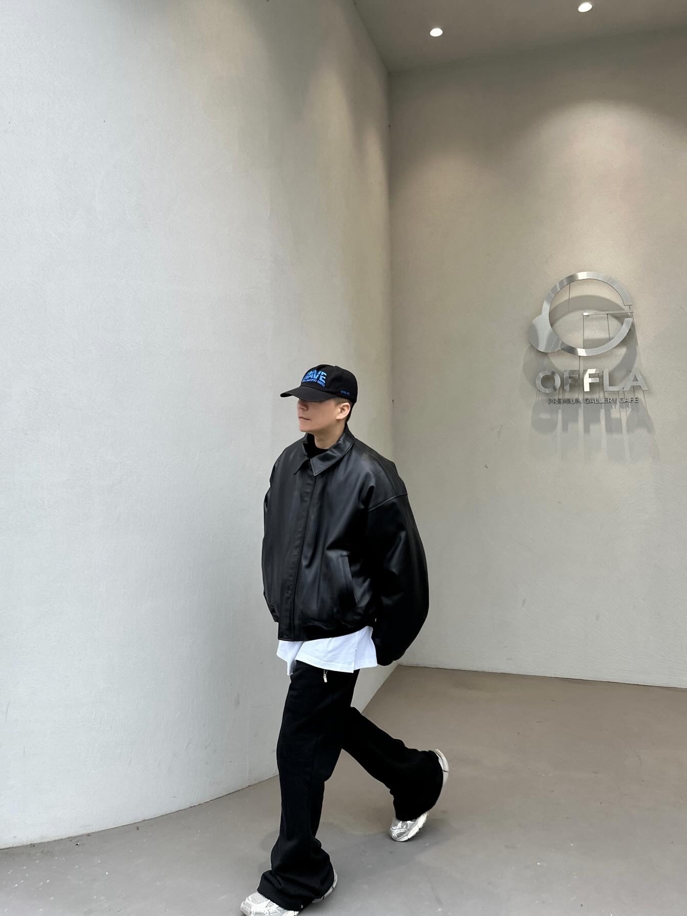 Balenciaga 3XL Sneakers Light Beige 착용 스타일 - 2