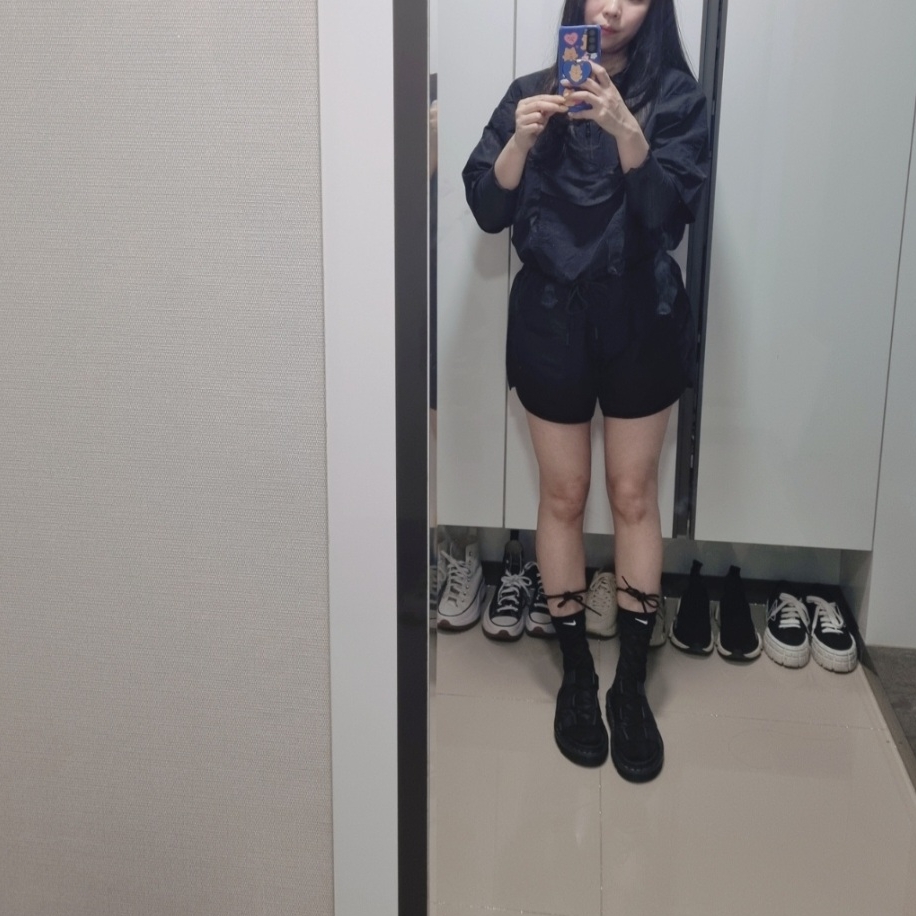 (W) Dr. Martens 1B60 Bex Boots Black, (W) Dr. Martens Nartilla Hydro Leather Sandal Black 착용 스타일 - 2