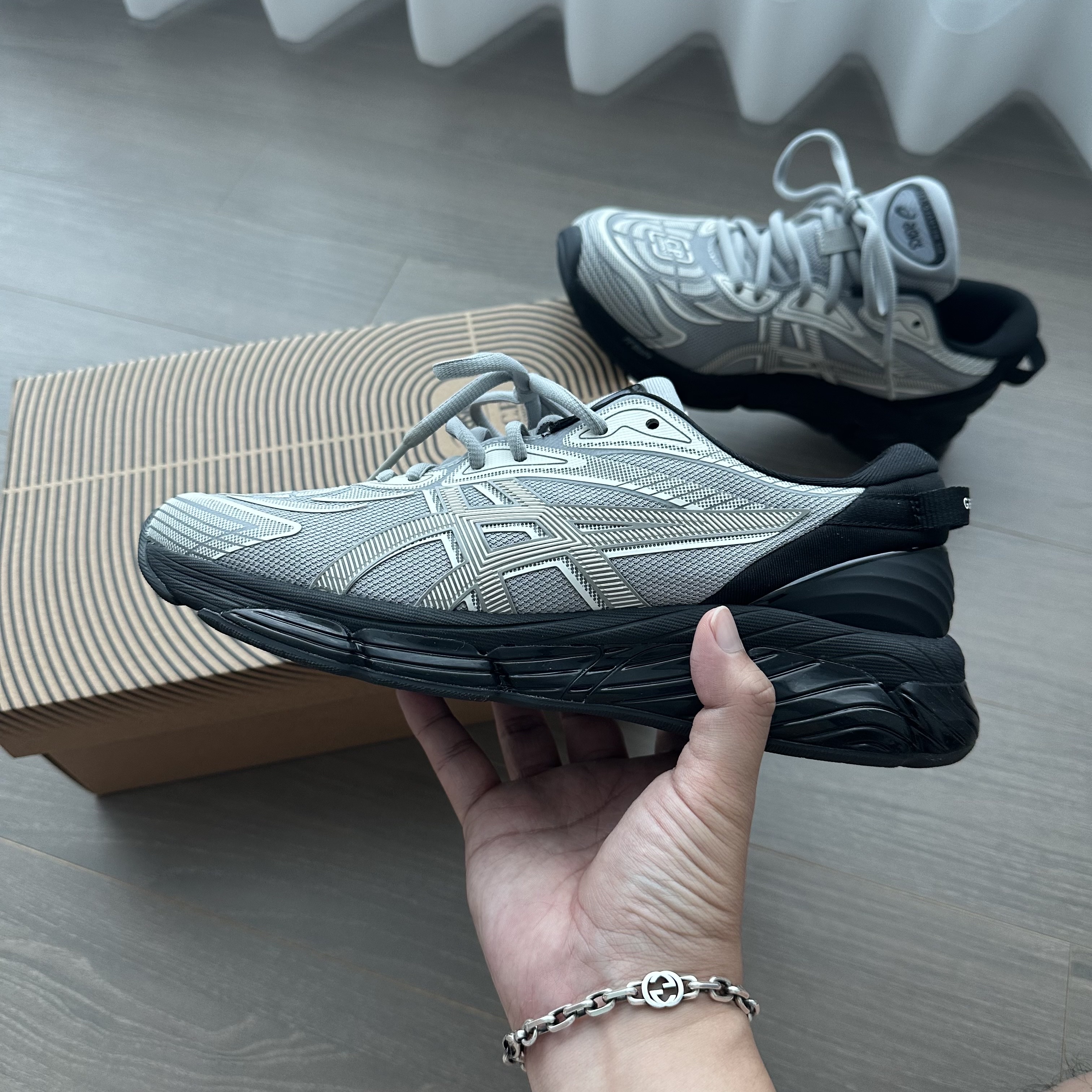Asics x C.P. Company Gel-Quantum 360 VIII Cement Grey 착용 스타일 - 1