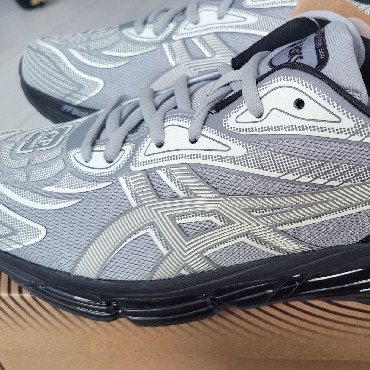 Asics x C.P. Company Gel-Quantum 360 VIII Cement Grey 착용 스타일 - 3