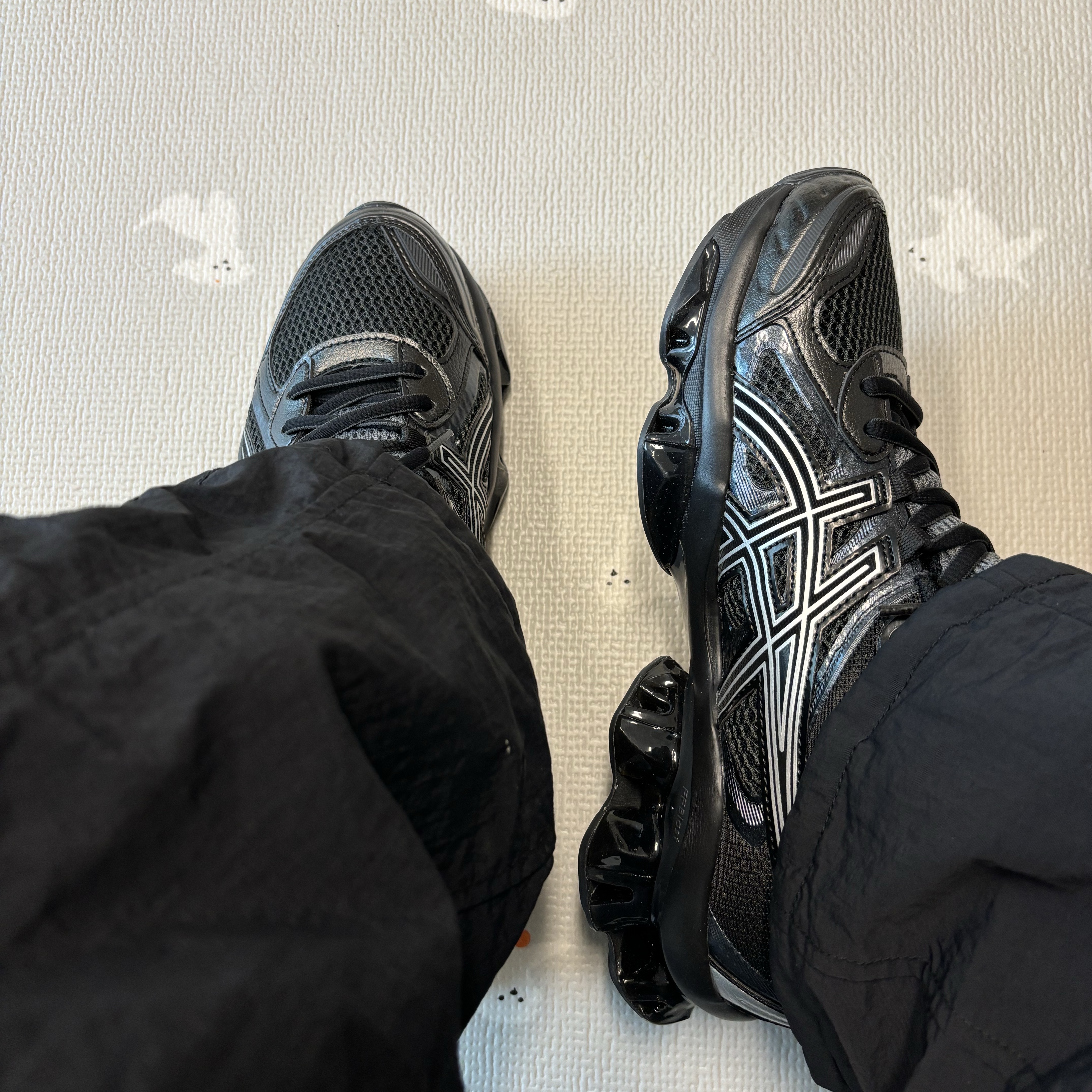 Asics Gel-Quantum Kinetic Graphite Grey Black 착용 스타일 - 2
