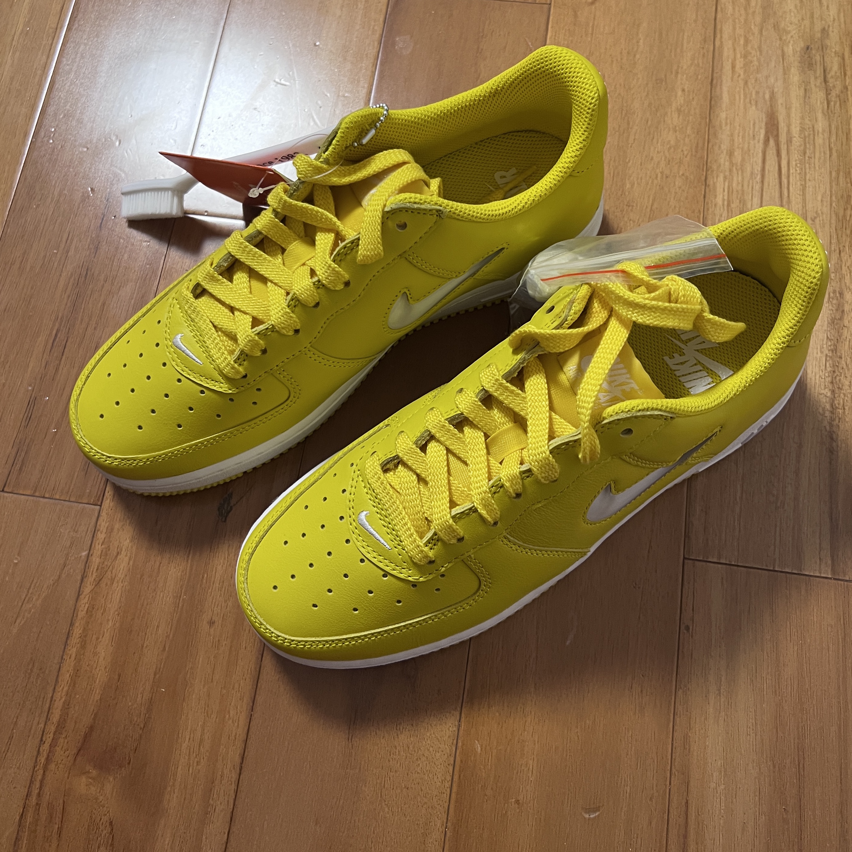 Nike Air Force 1 Low Retro Color of The Month Speed Yellow 착용 스타일