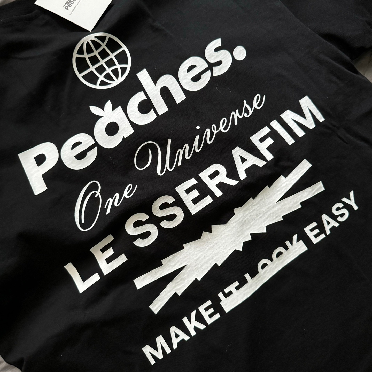 LE SSERAFIM x Peaches. Staple S/S T-Shirt Black 착용 스타일