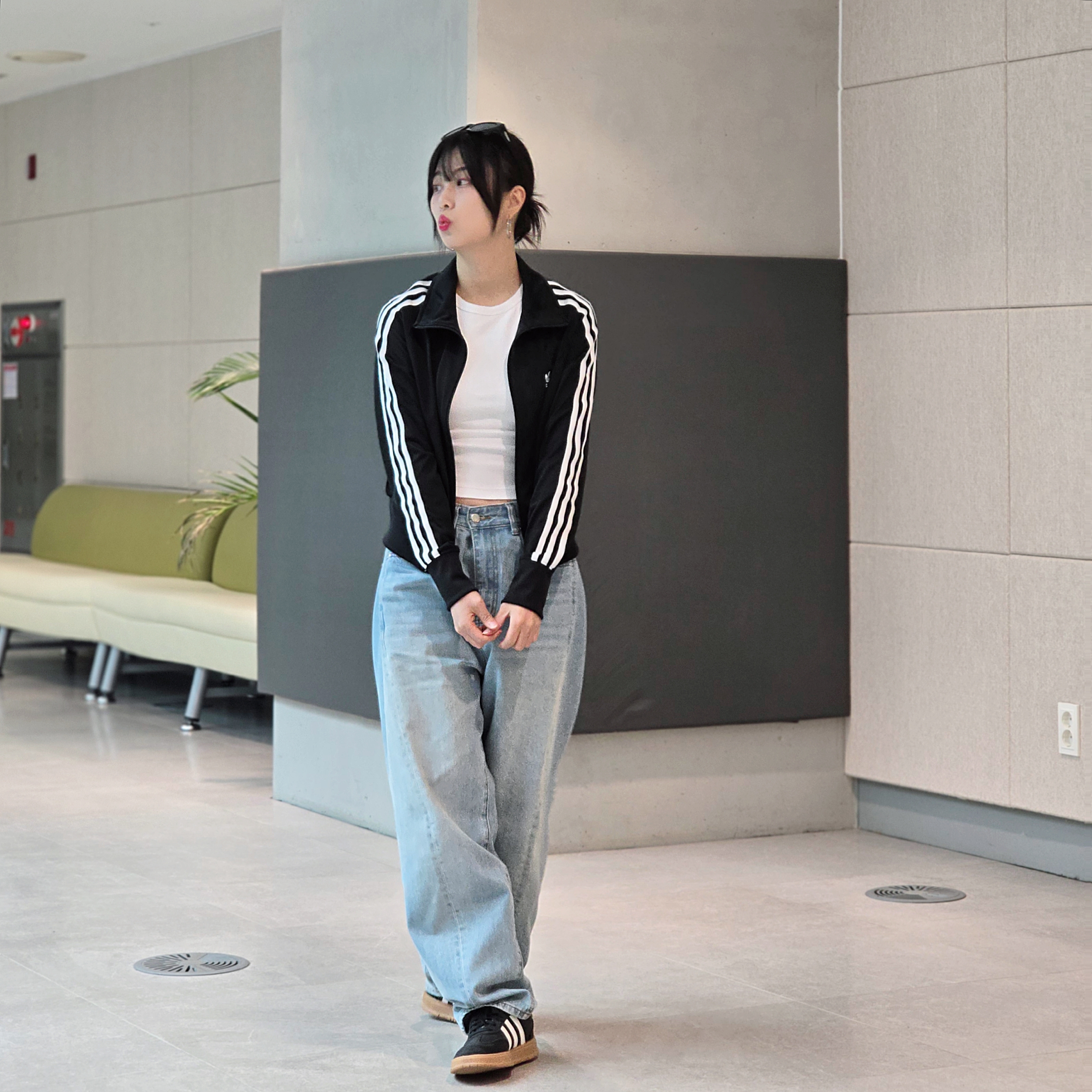 (W) Adidas Adicolor Classic Firebird Track Top Black - KR Sizing, Adidas Gradas Core Black 착용 스타일 - 1