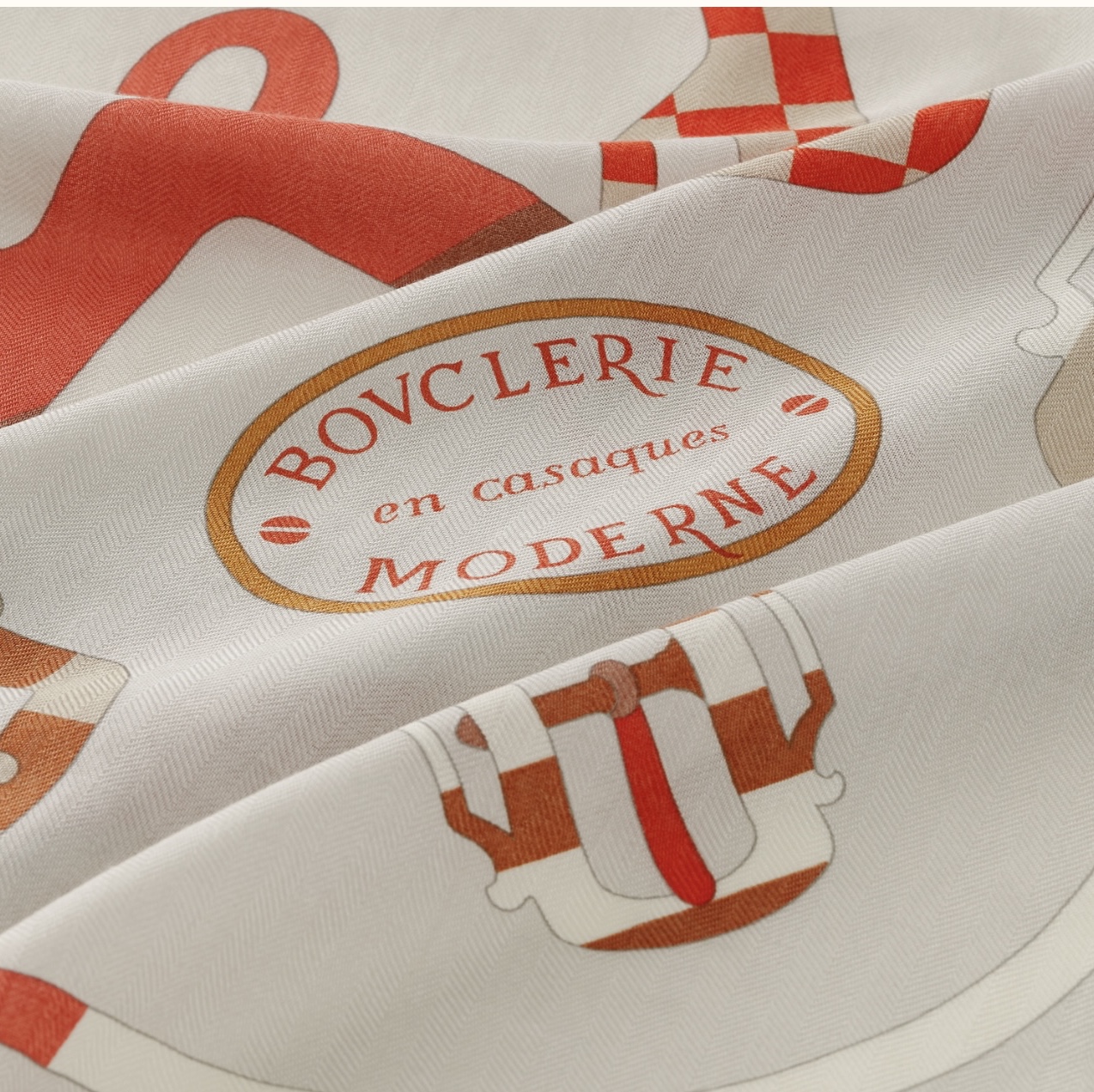 (W) Hermes Bouclerie Moderne En Casaques Giant Triangle Grege Orange Mondore 착용 스타일 - 2