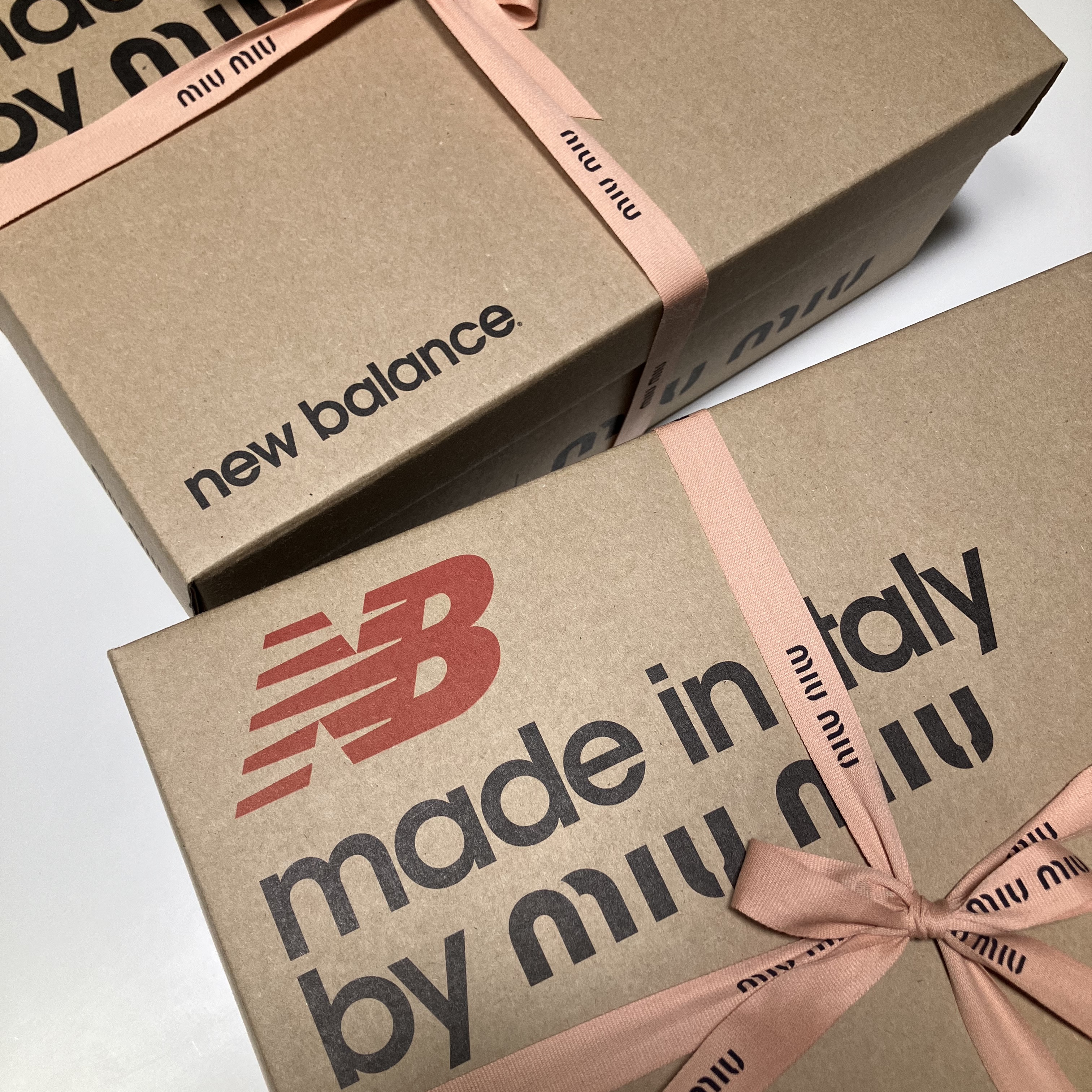 (W) New Balance x Miu Miu 530 Suede Mesh Sneakers Ecru 착용 스타일 - 2
