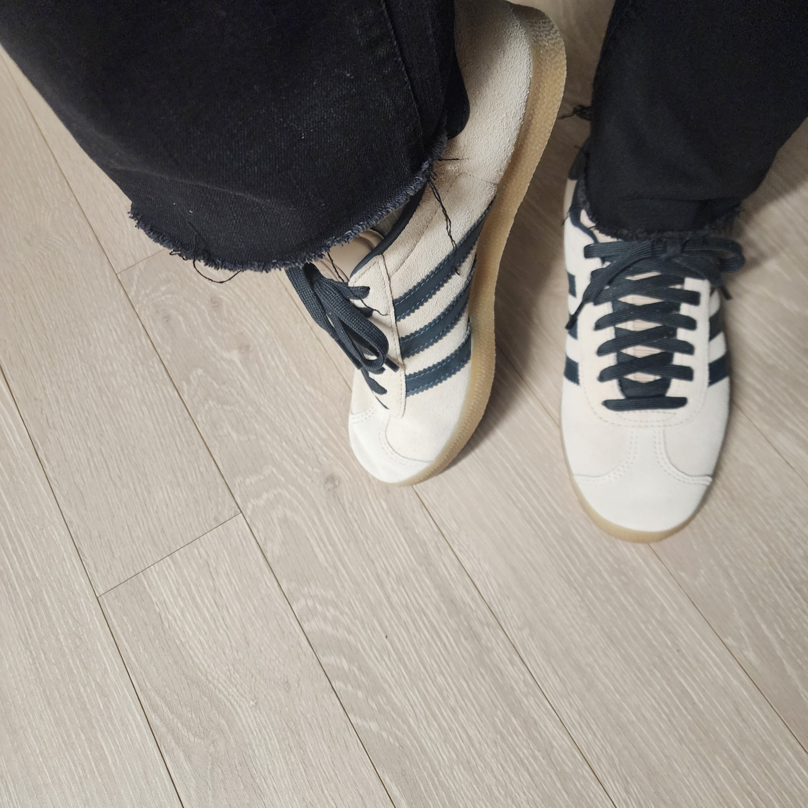 Adidas Gazelle Wonder Taupe Night Indigo 착용 스타일