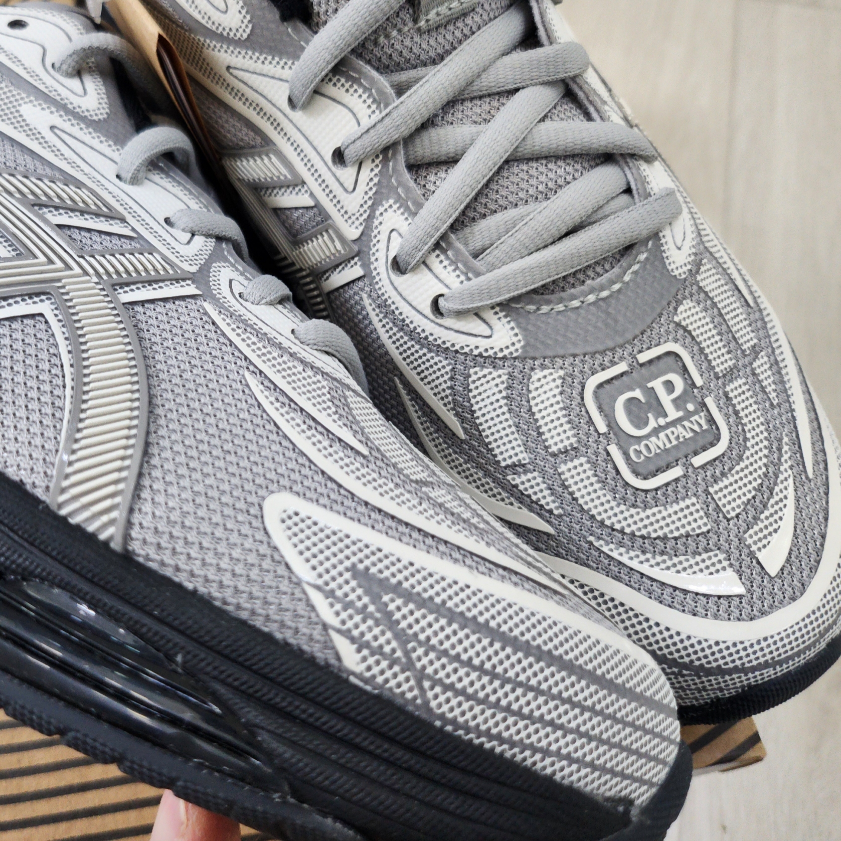 Asics x C.P. Company Gel-Quantum 360 VIII Cement Grey 착용 스타일 - 5