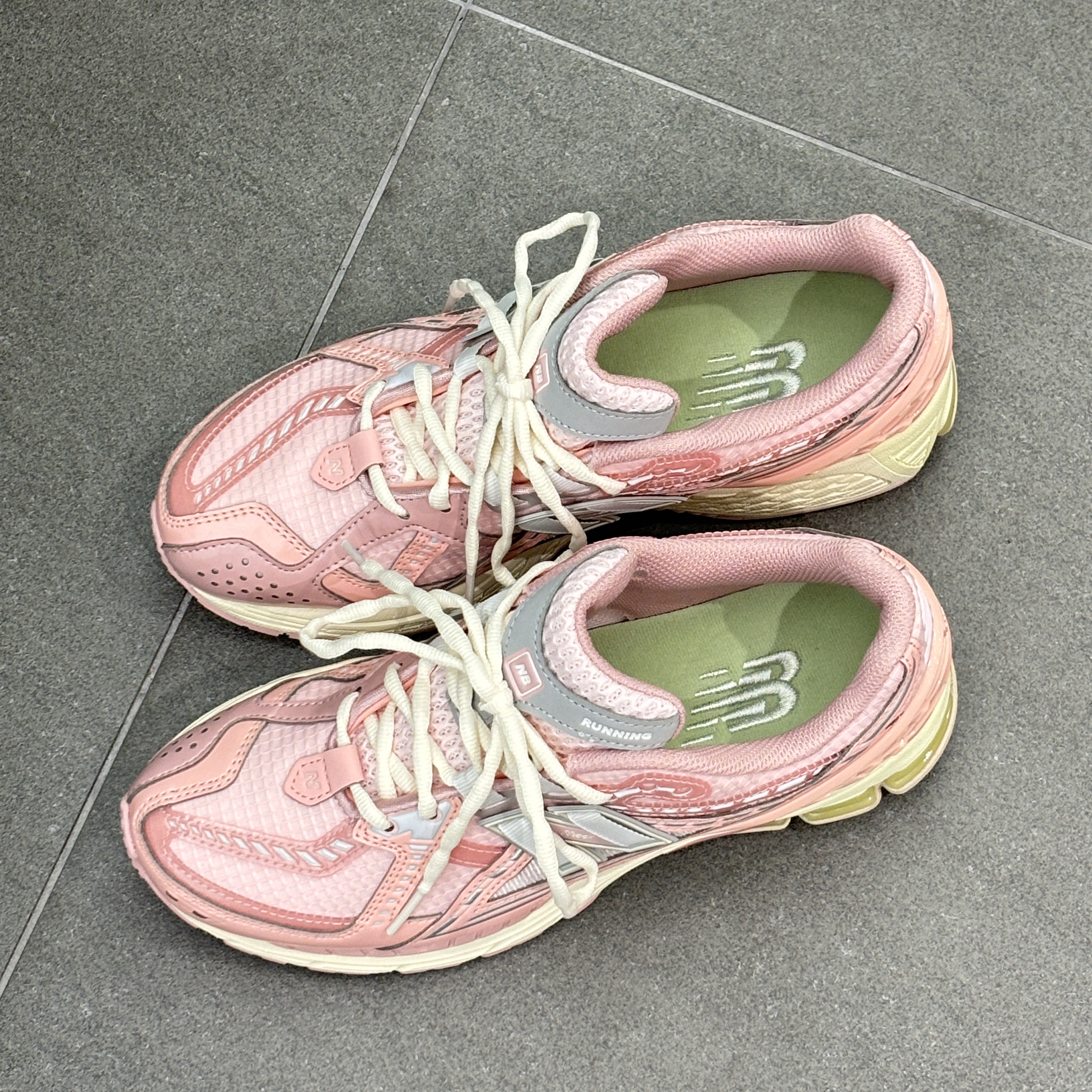 New Balance 1906R Lunar New Year Pink 착용 스타일