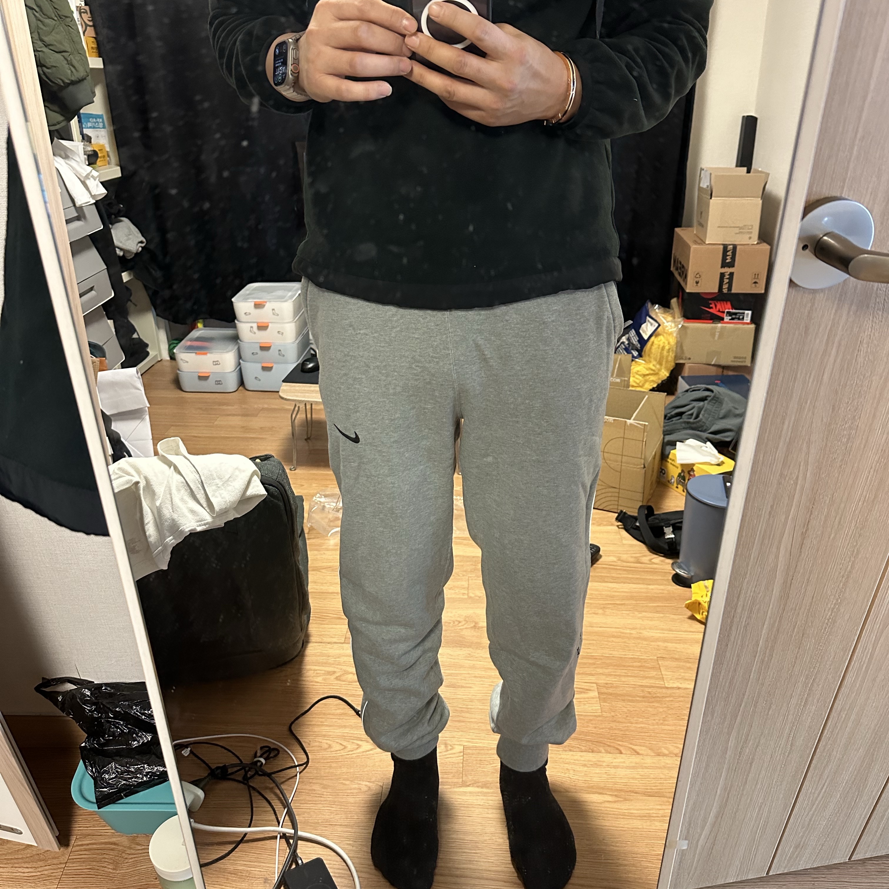 Nike x Drake Nocta Fleece Pants Dark Heather Grey (FN7661-063) 착용 스타일 - 2