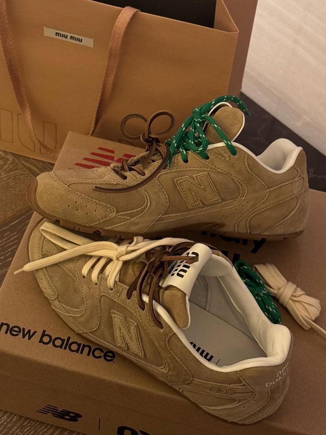(W) New Balance x Miu Miu 530 Suede Mesh Sneakers Ecru 착용 스타일 - 4
