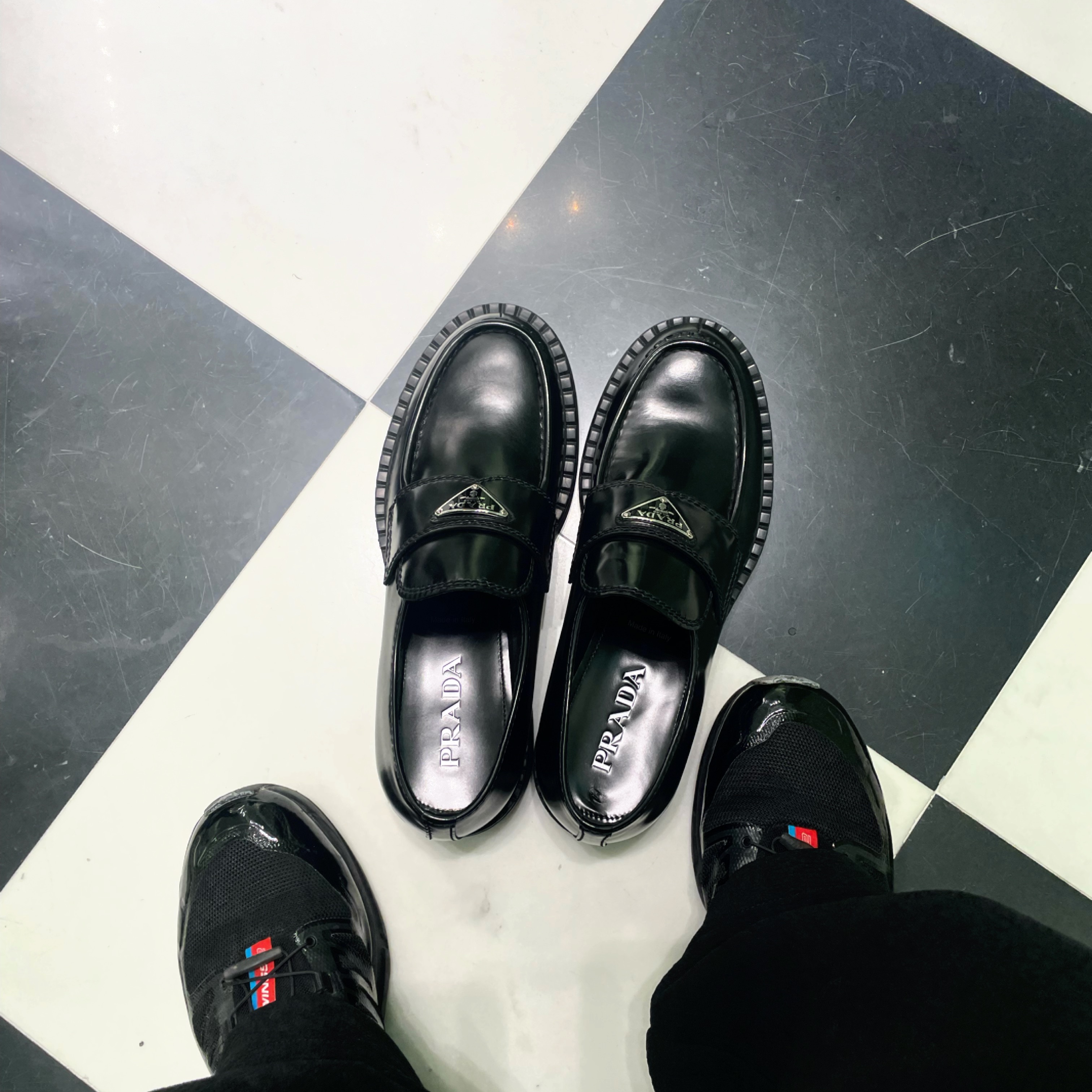 Prada Chocolate Brushed Leather Loafers Black 착용 스타일 - 2