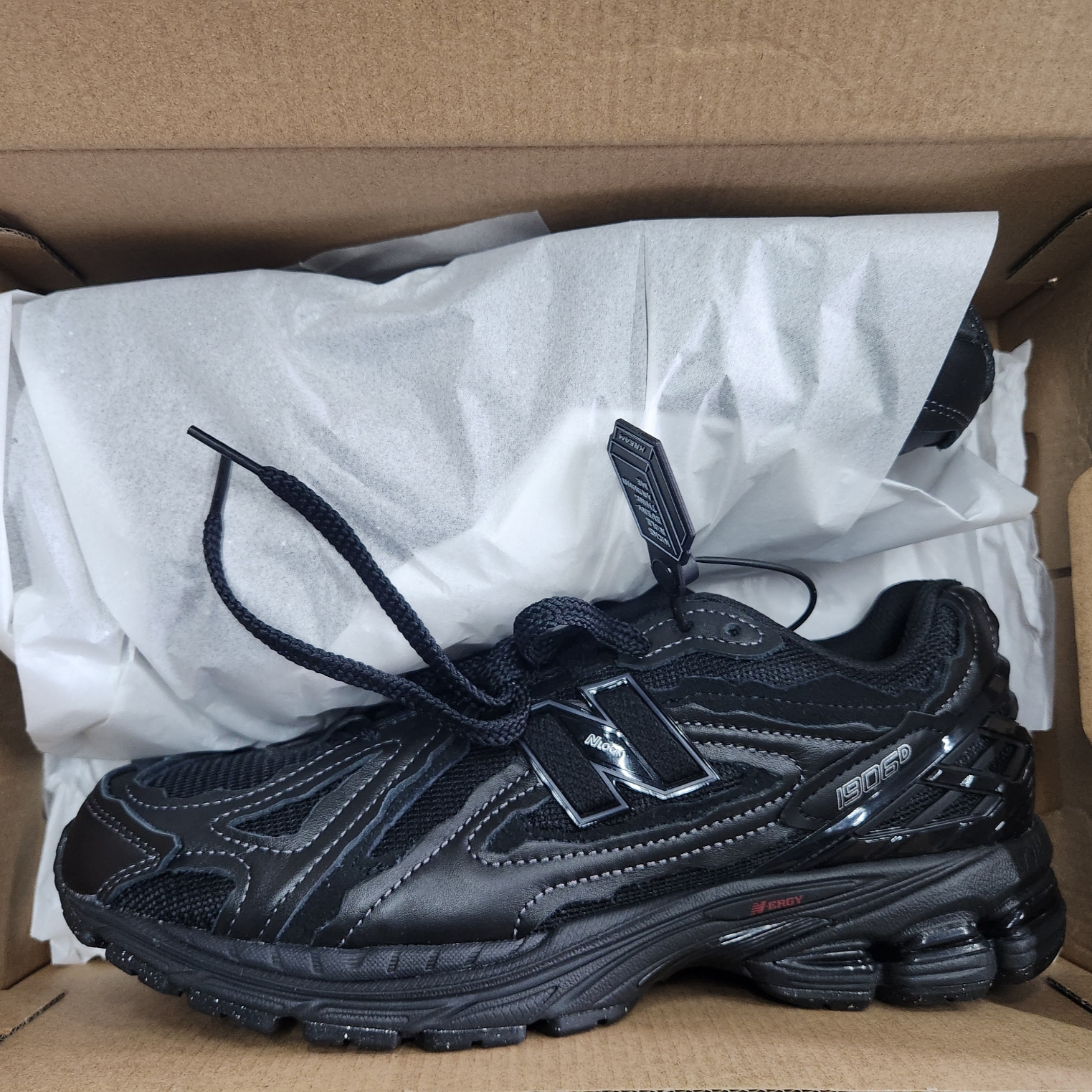 New Balance 1906D Protection Pack Black Silver Metallic 착용 스타일 - 2