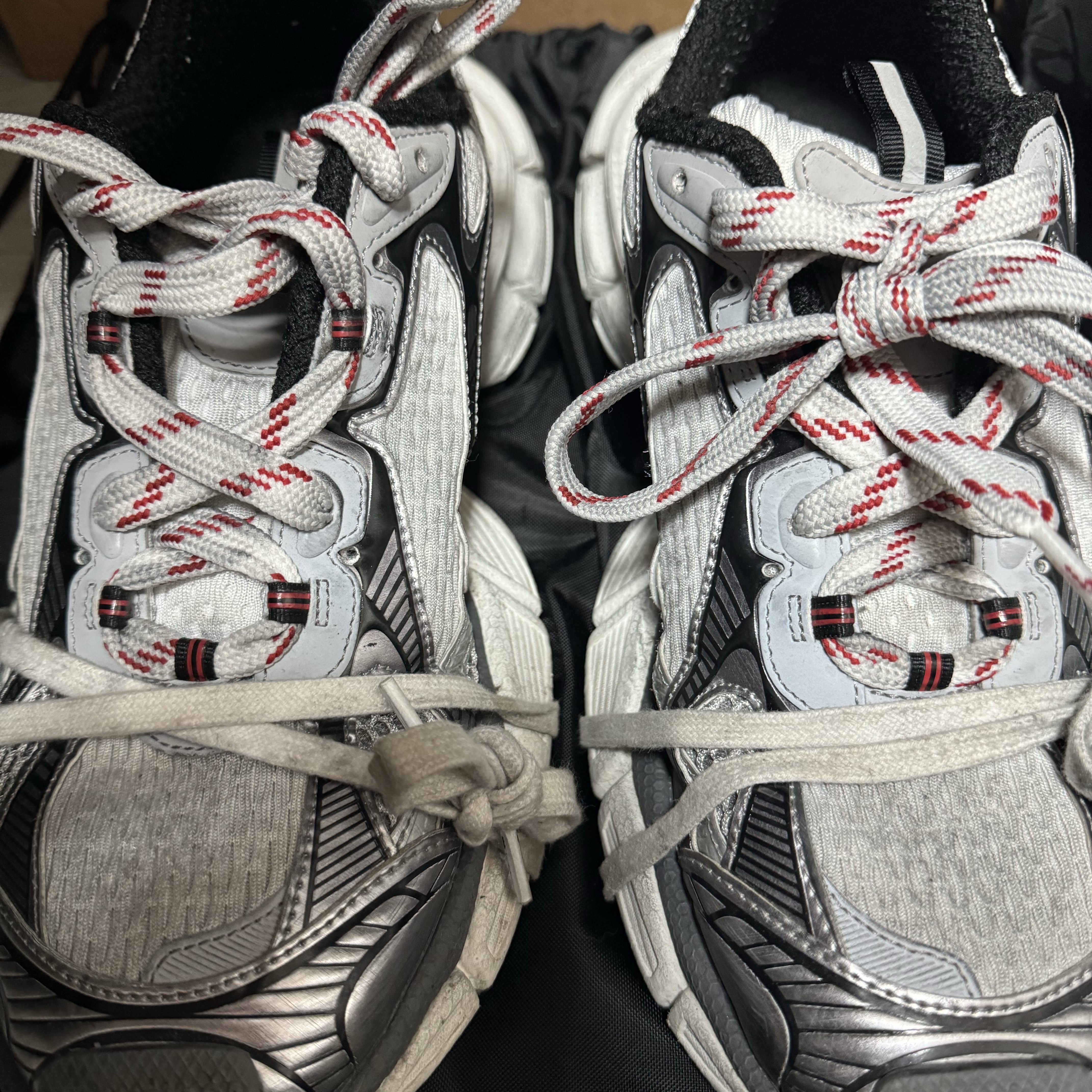 Balenciaga 3XL Sneakers Grey White Red 착용 스타일 - 2