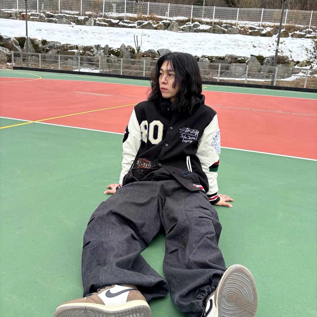 Stussy x Our Legacy x Denim Tears TTL Varsity Jacket Black, Jordan 1 x Travis Scott Retro High OG SP Mocha 착용 스타일 - 1