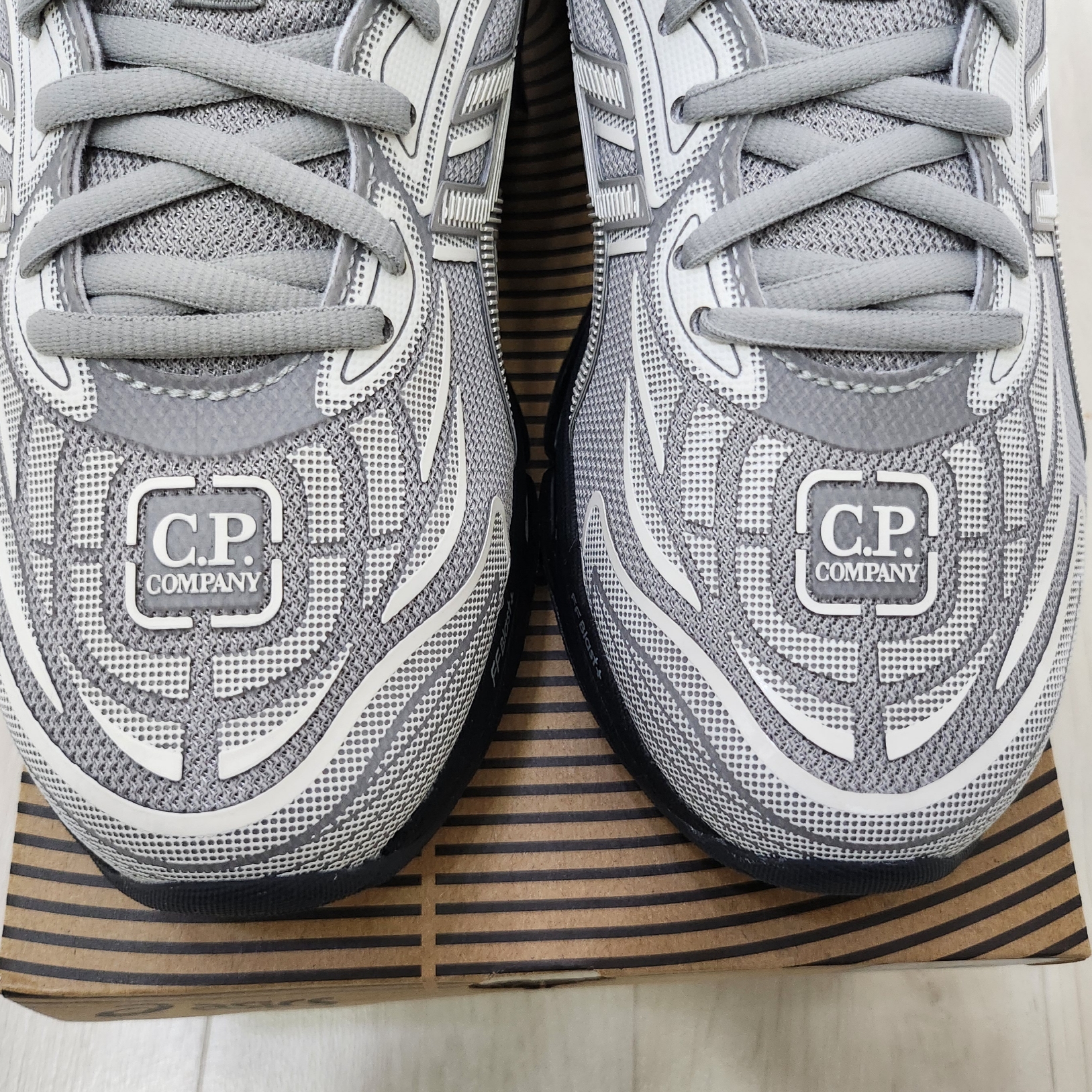 Asics x C.P. Company Gel-Quantum 360 VIII Cement Grey 착용 스타일 - 3