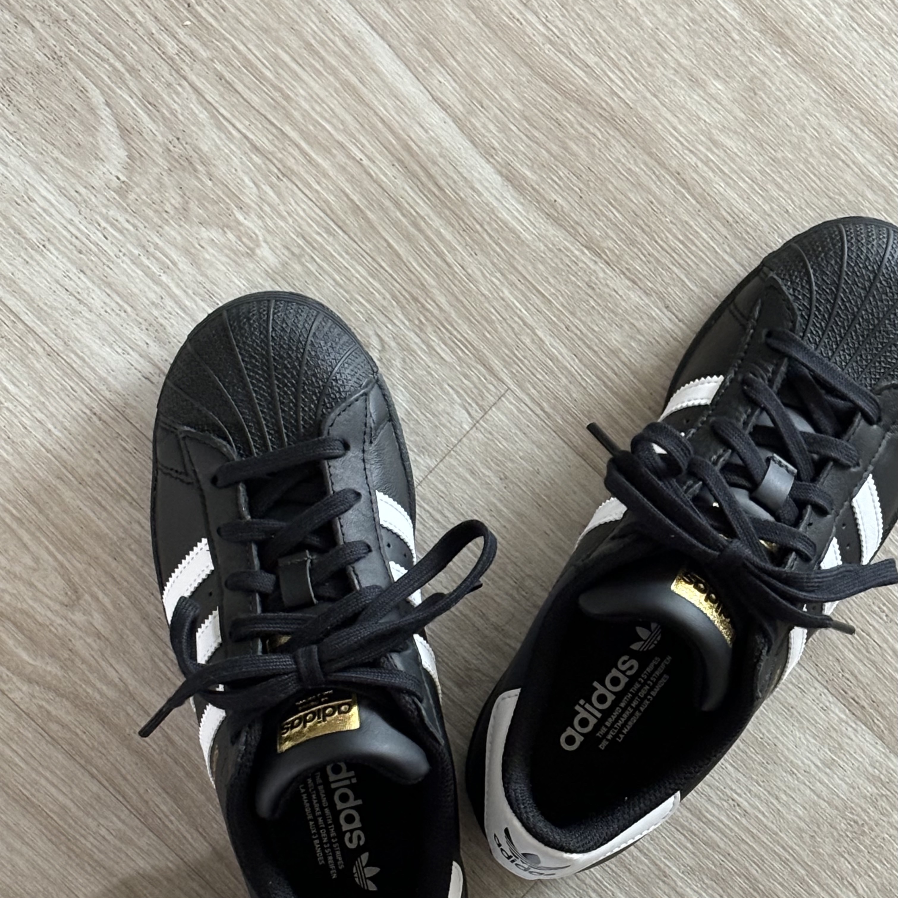 Adidas Superstar Core Black White 착용 스타일 - 2