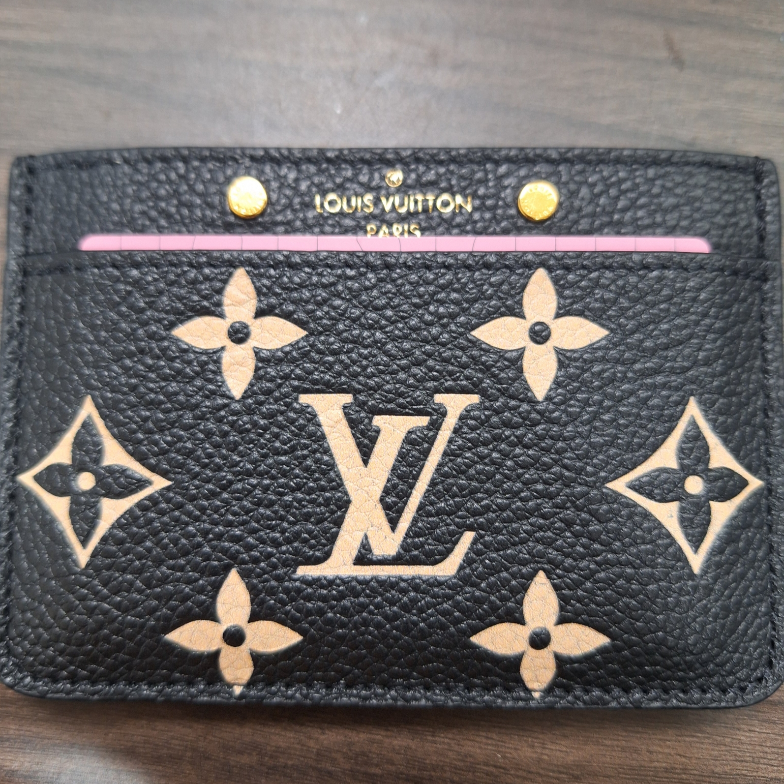 Louis Vuitton Card Holder Monogram Empreinte Black Beige 착용 스타일