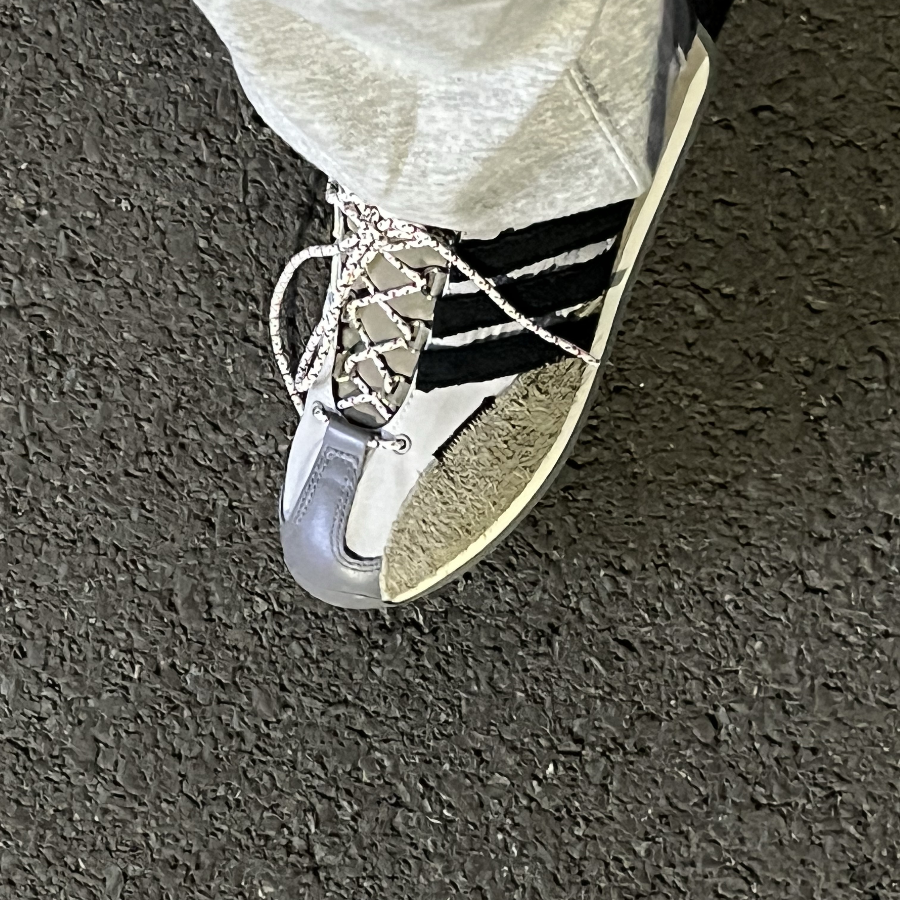 Adidas x Song for the Mute Country OG Grey Two Core Black 착용 스타일 - 1