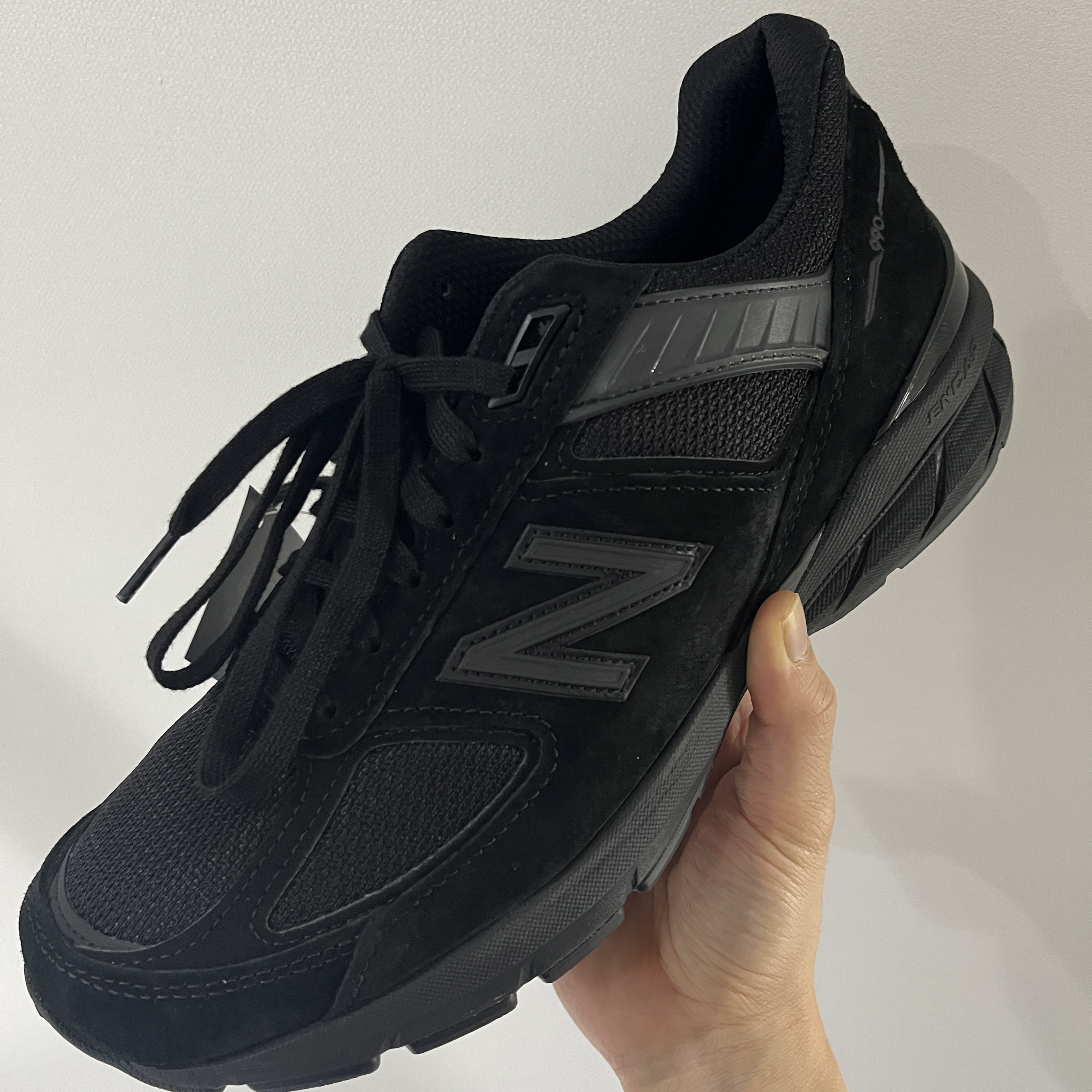 New Balance 990v5 Made in USA Triple Black - D Standard 착용 스타일