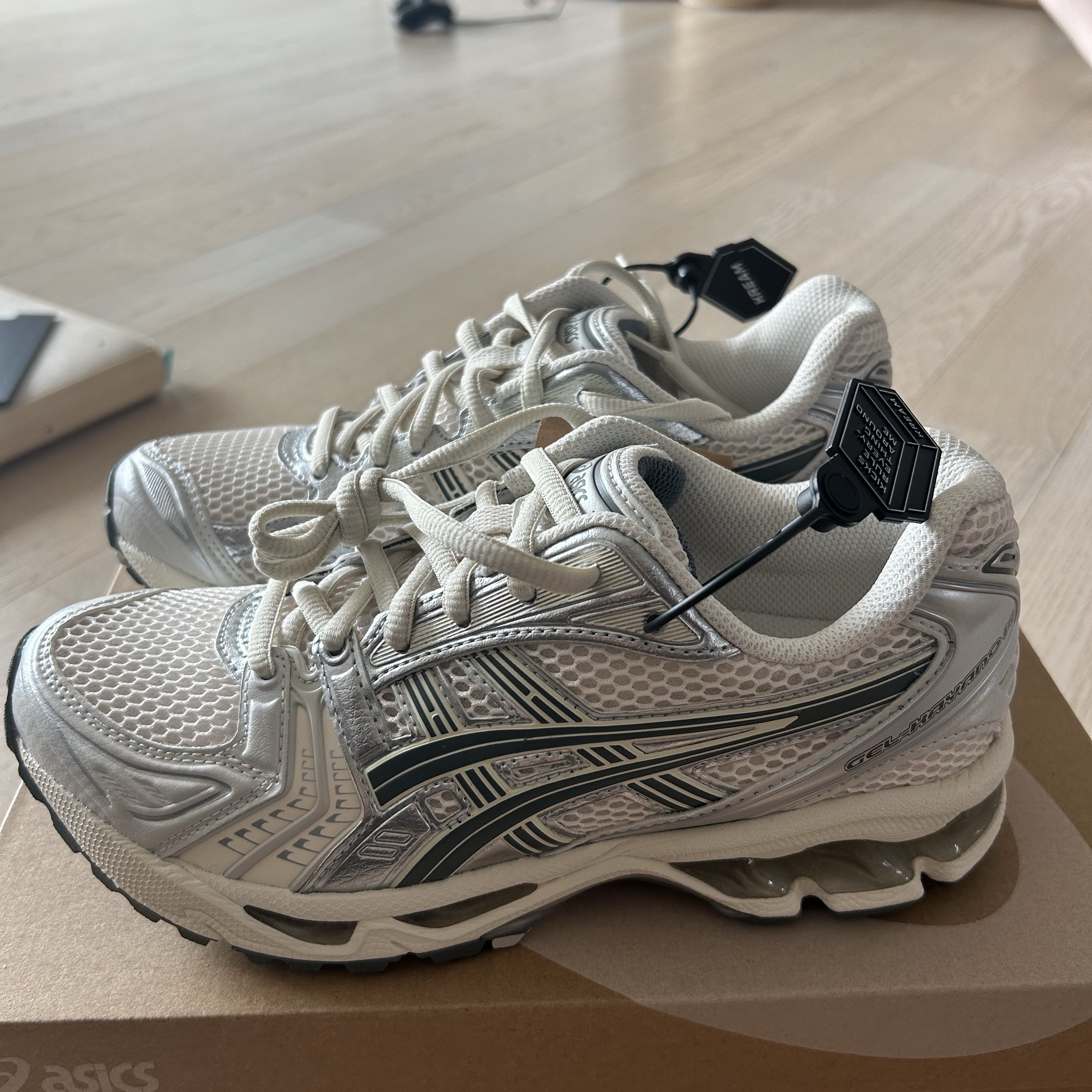 Asics Gel-Kayano 14 Birch Dark Pewter 착용 스타일