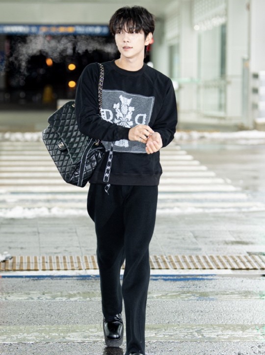 Chanel Classic Large Handbag Grained Calfskin & Gold Black 착용 스타일