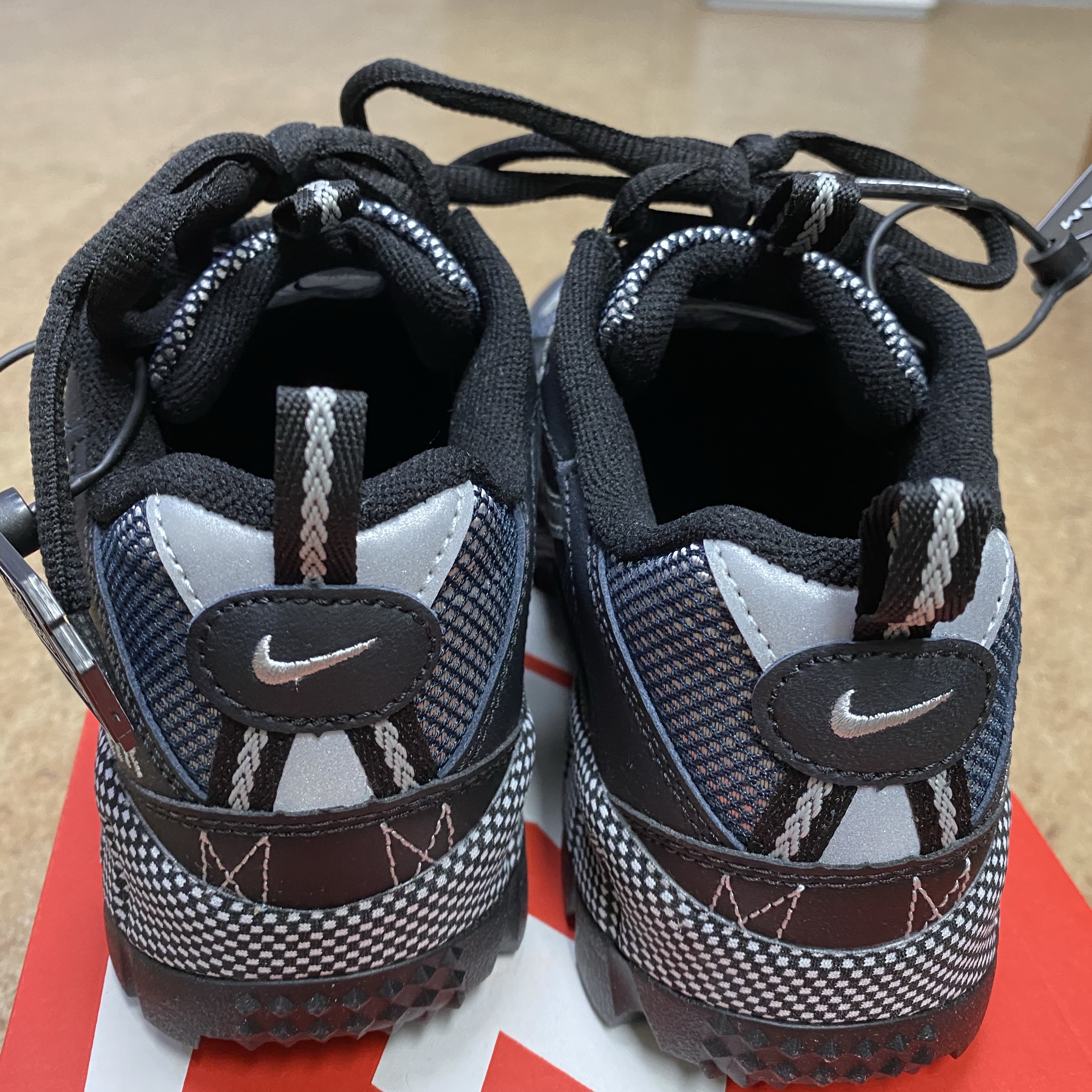 Nike Air Humara Black and Metallic Silver 착용 스타일 - 2