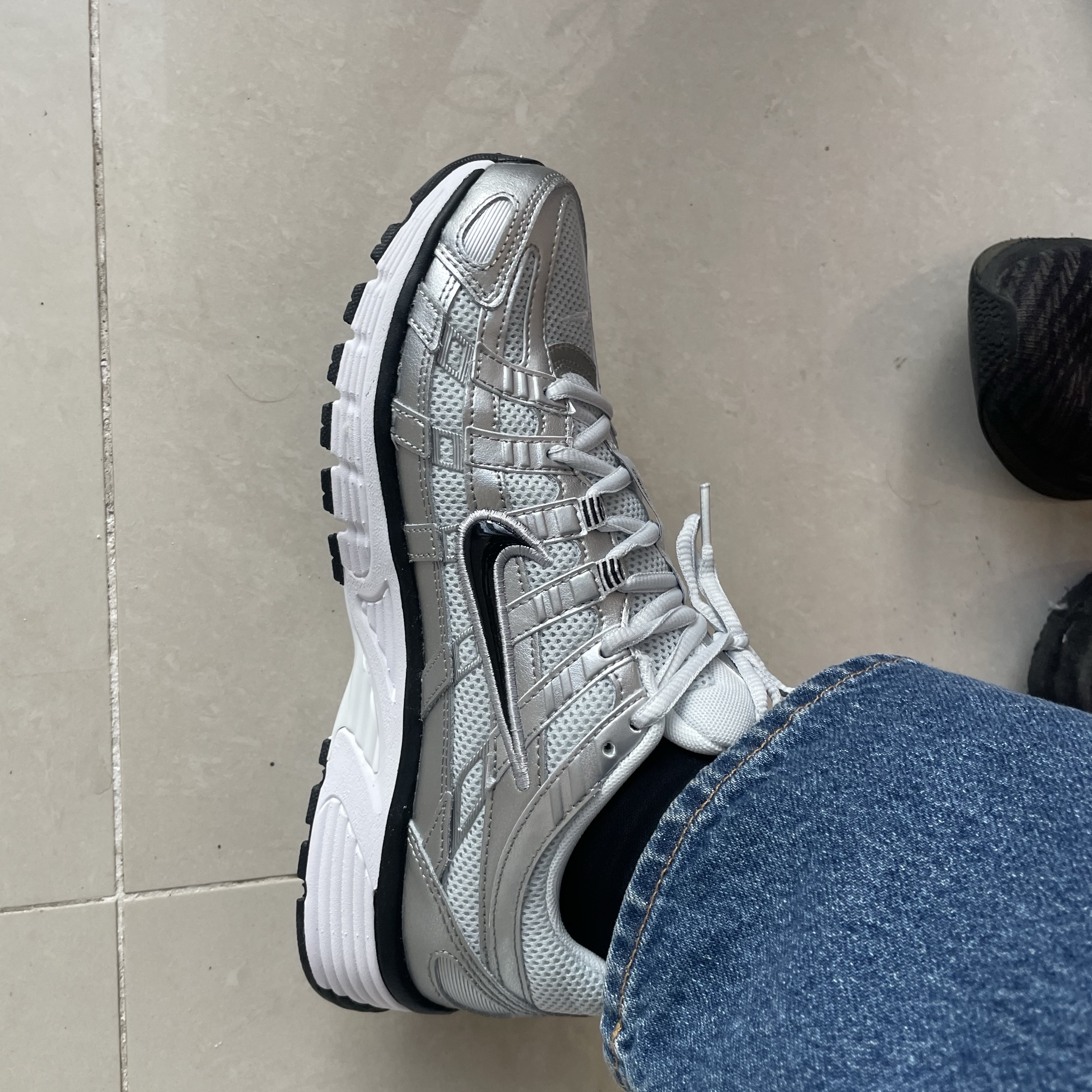 (W) Nike P-6000 White Metallic Silver 착용 스타일 - 1
