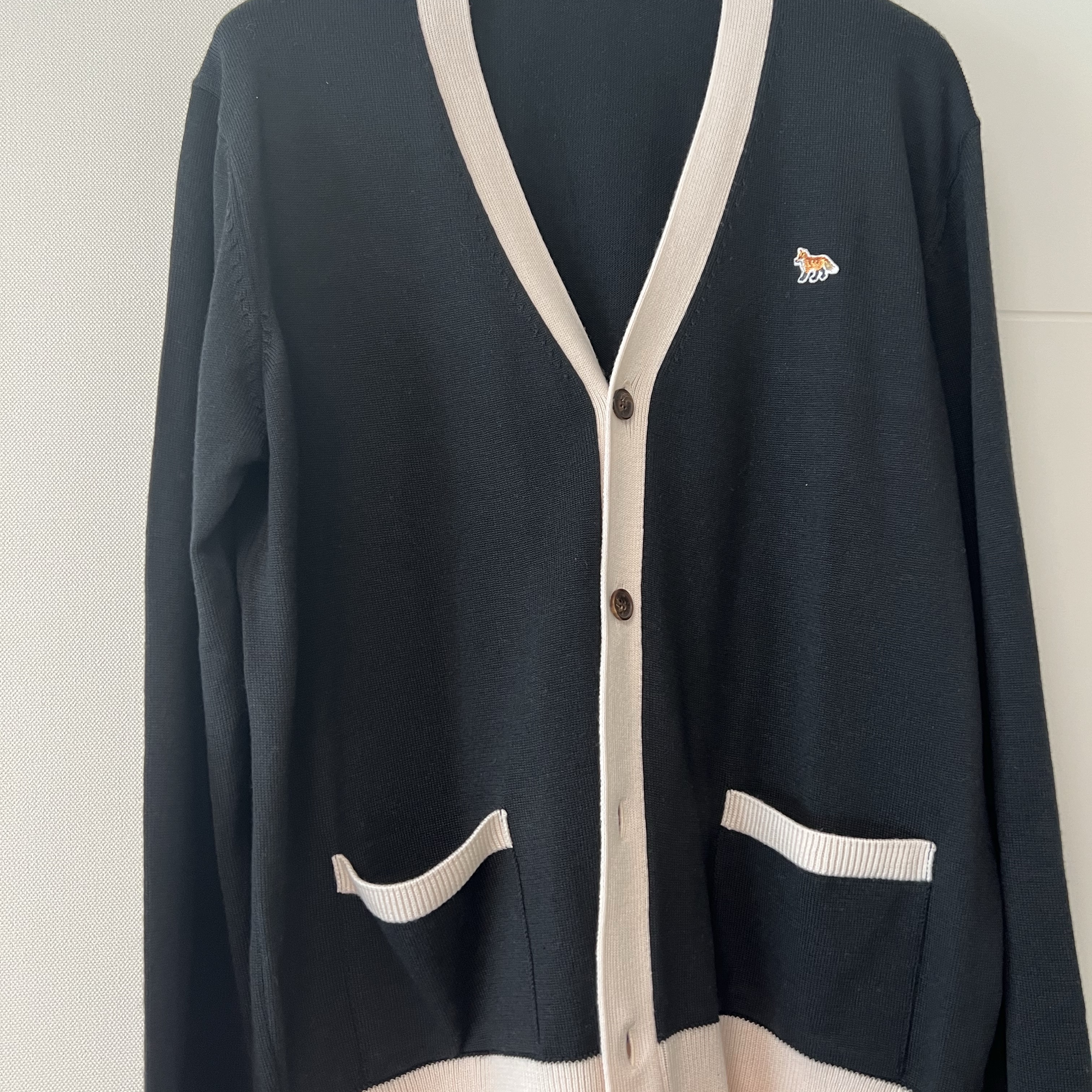 Maison Kitsune Baby Fox Patch Bi-Color Classic Cardigan Black 착용 스타일