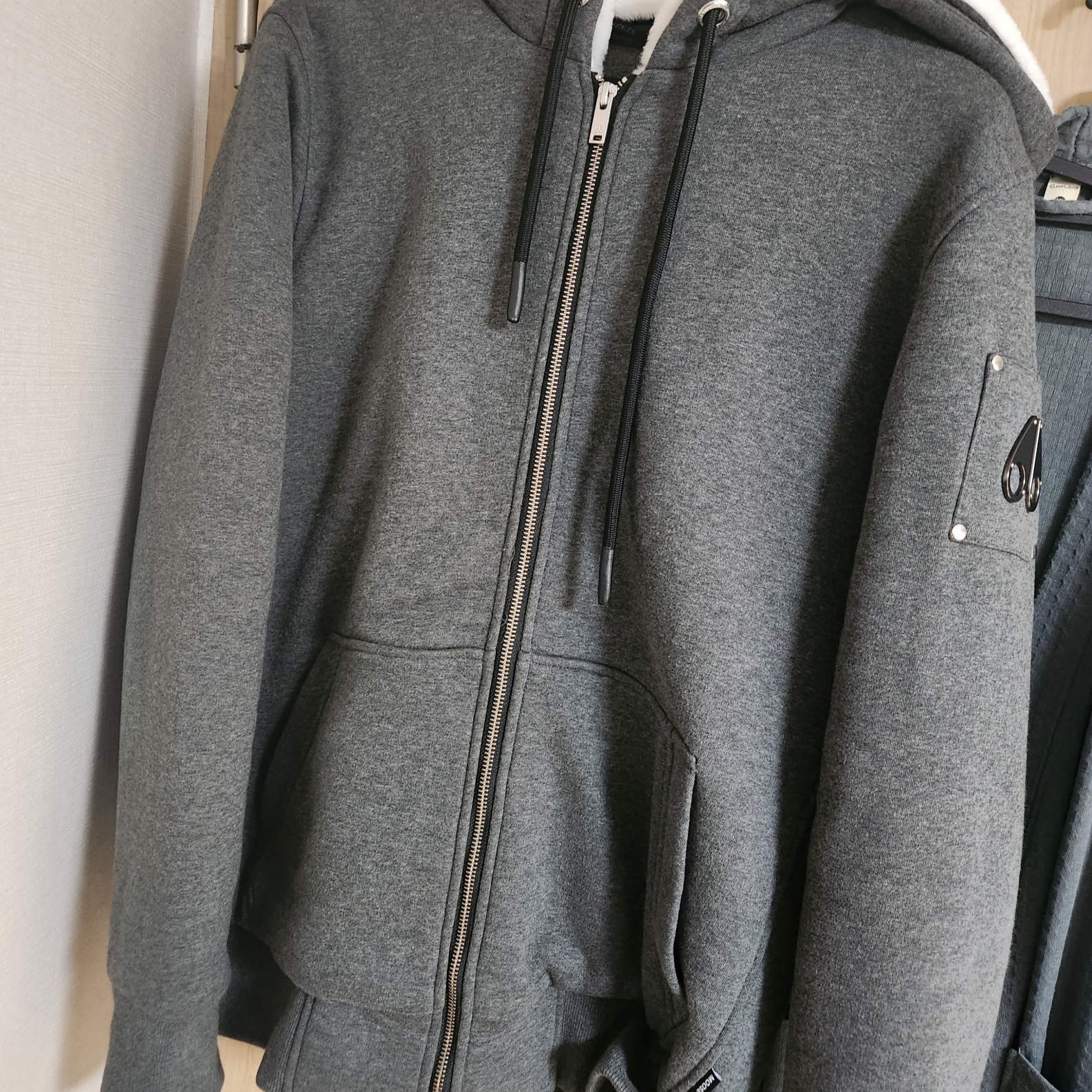 Moose Knuckles Classic Bunny 3 White Lining Zip Hoodie Charcoal - 22FW 착용 스타일