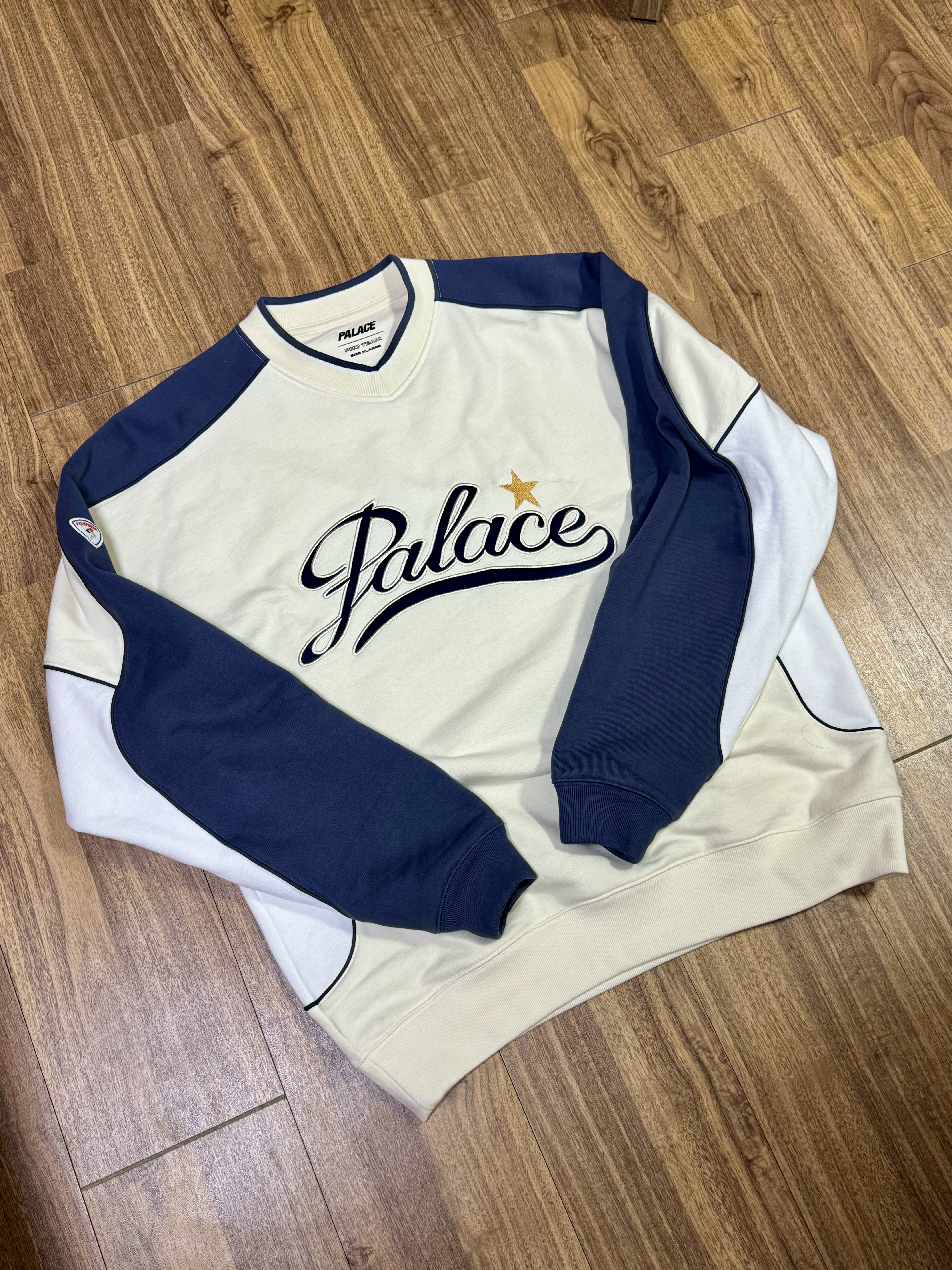 Palace Star Script Crew Soft White - 24SS 착용 스타일