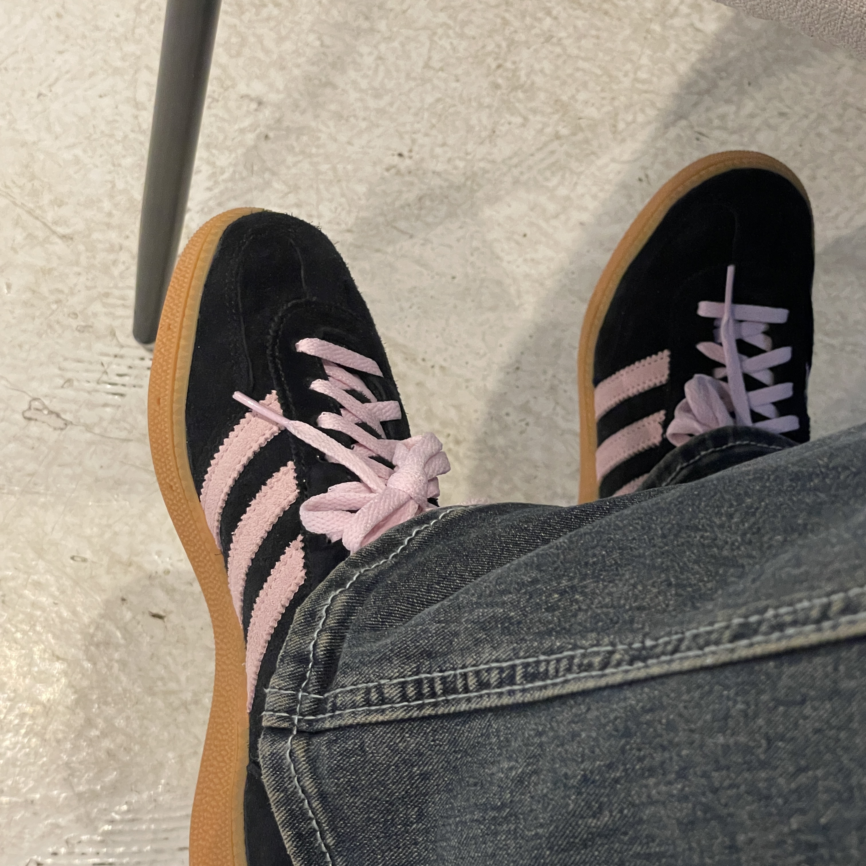 (W) Adidas Spezial Handball Core Black Clear Pink 착용 스타일 - 1