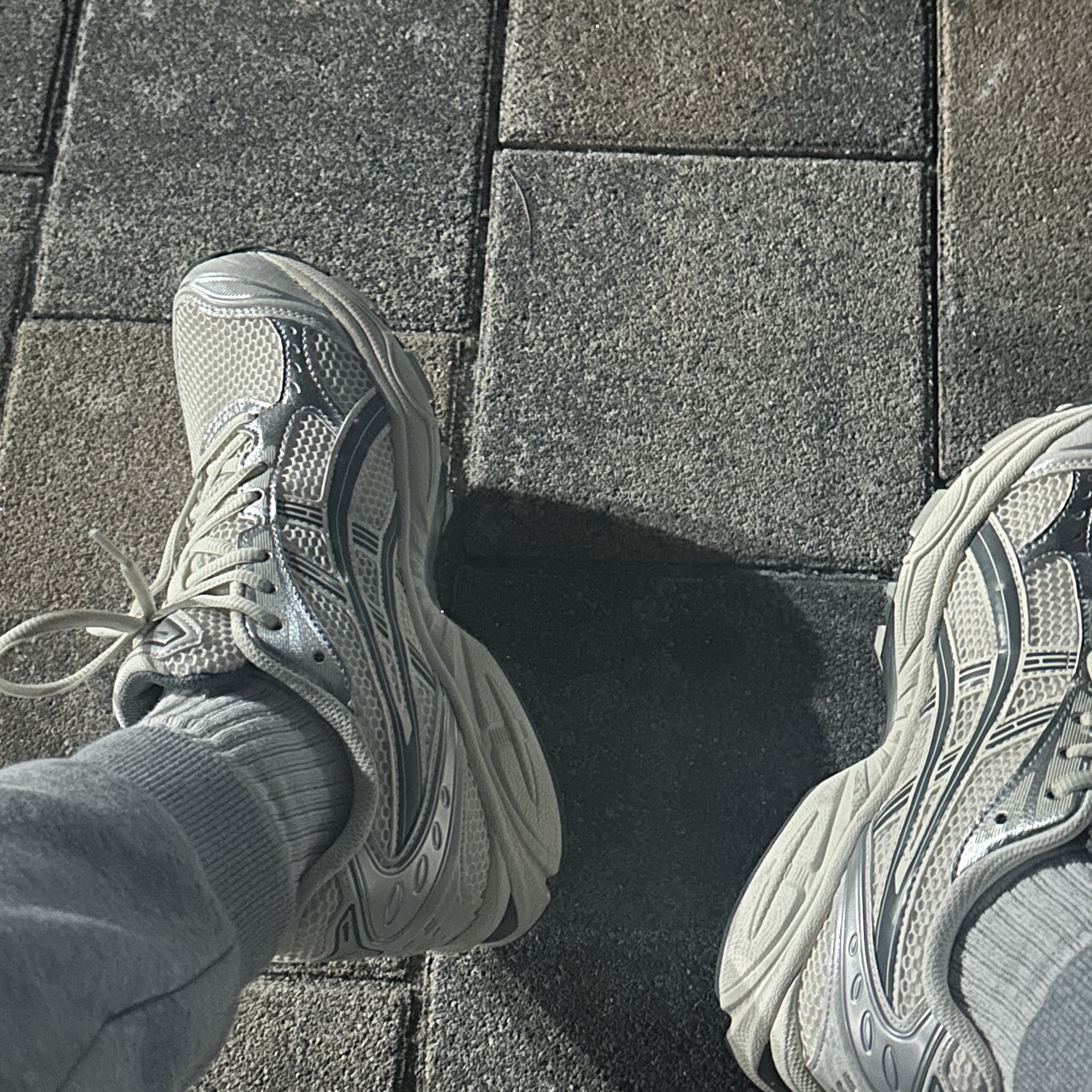 Asics Gel-Kayano 14 Birch Dark Pewter 착용 스타일 - 1