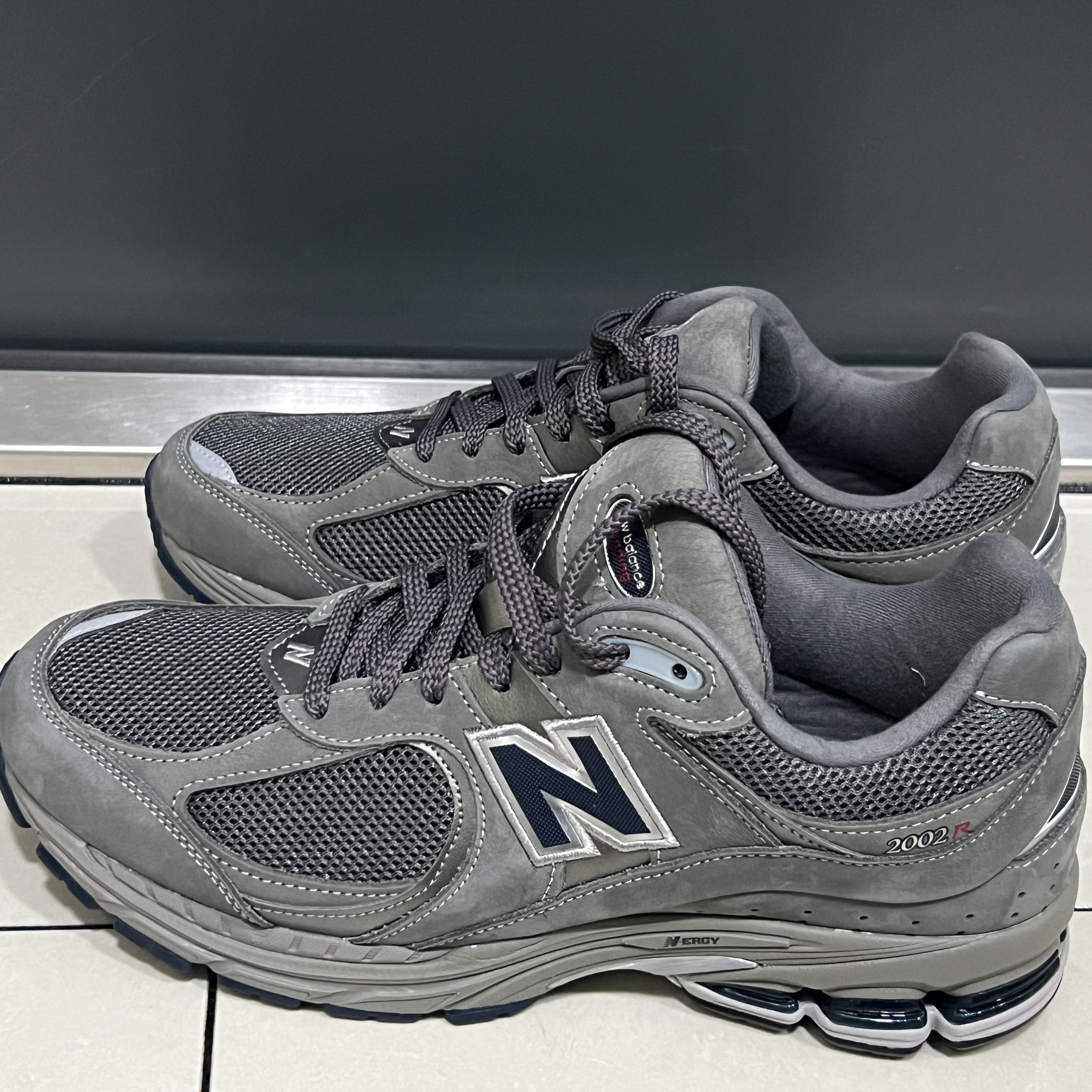 New Balance 2002R Gray 착용 스타일